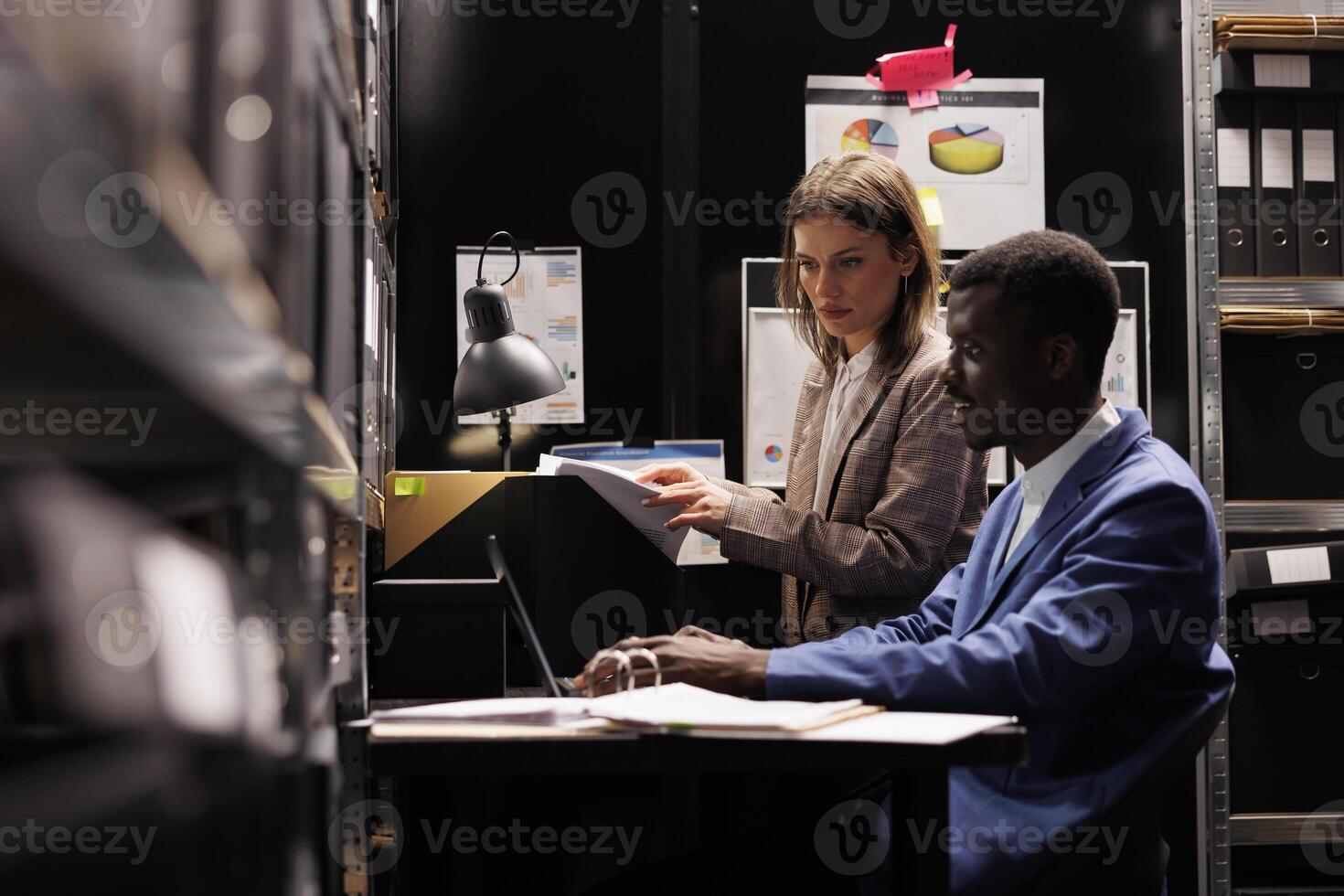 depositario trabajadores leyendo administrativo archivos, que se discute burocracia grabar en almacenamiento habitación. diverso tenedores de libros trabajando tiempo extraordinario a contabilidad informe, analizando administración investigación foto