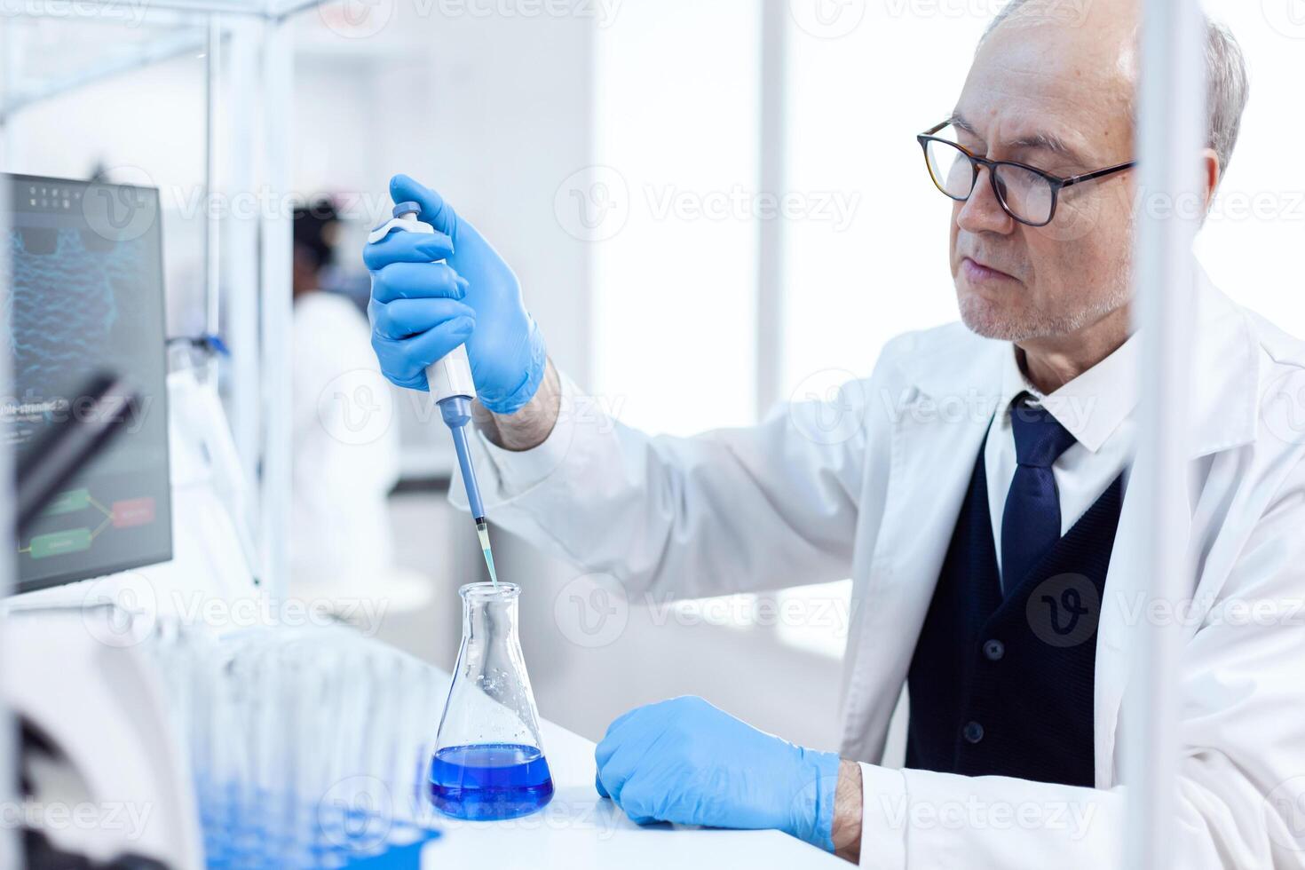 experimentado científico trabajando en biotecnológico laboratorio con estéril cuentagotas y azul líquido. mayor profesional químico utilizando pipeta con azul solución para microbiología pruebas foto