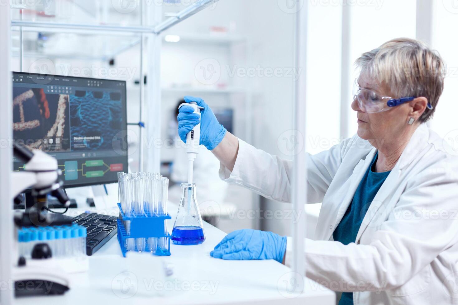 mayor científico mujer tomando muestra desde vaso matraz utilizando molecular pipeta. personas en innovador farmacéutico laboratorio con moderno médico equipo para genética investigación. foto
