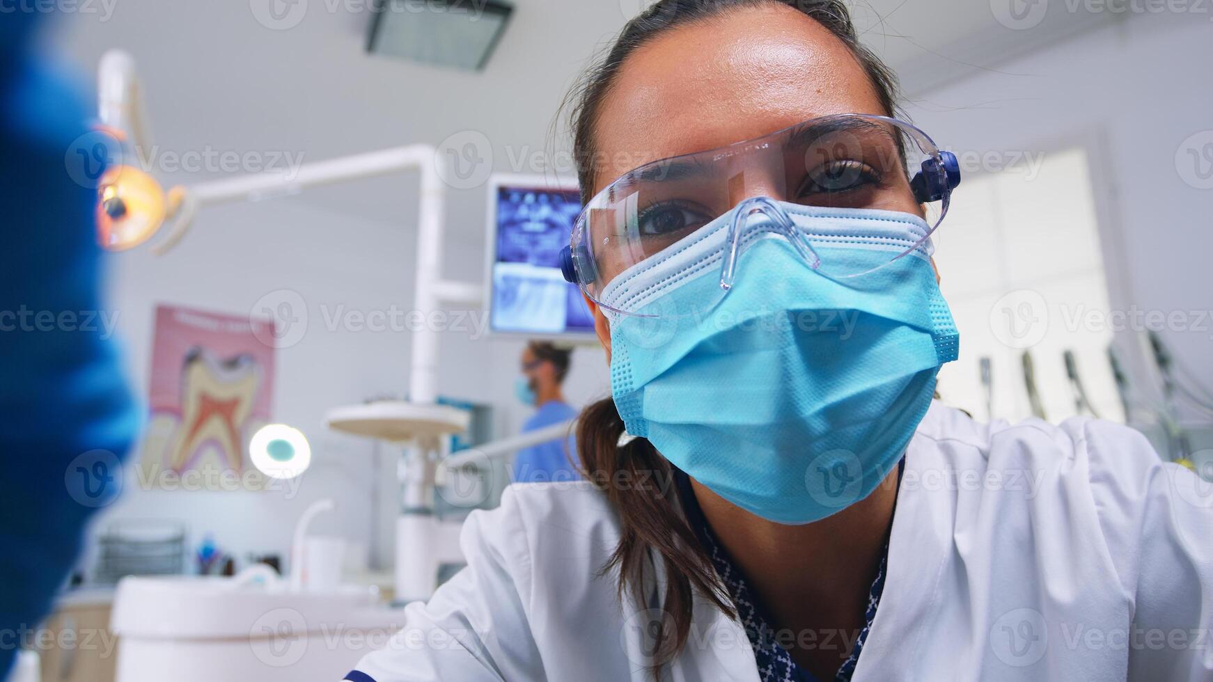 pov de dentista trabajando en paciente boca hygine en dental oficina comprobación dientes problemas. médico examinando en ortodoncia oficina con ligero lámpara y esterilizado utensilios, de cerca cara en médico mascarilla. foto