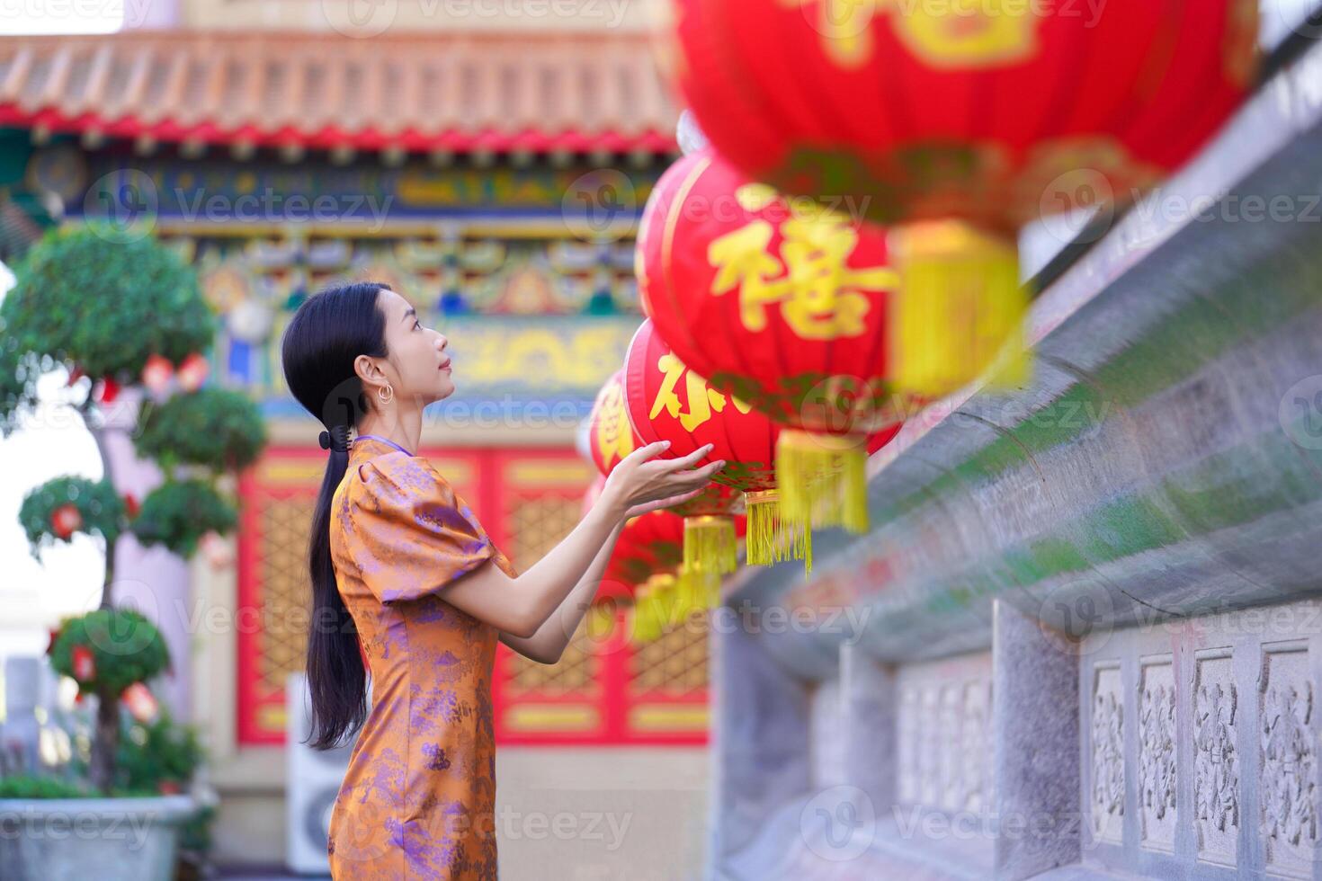 chino mujer en tradicional disfraz para contento chino nuevo año concepto foto