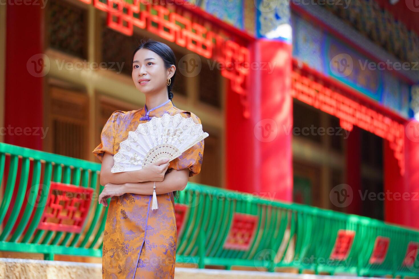 chino mujer en tradicional disfraz para contento chino nuevo año concepto foto