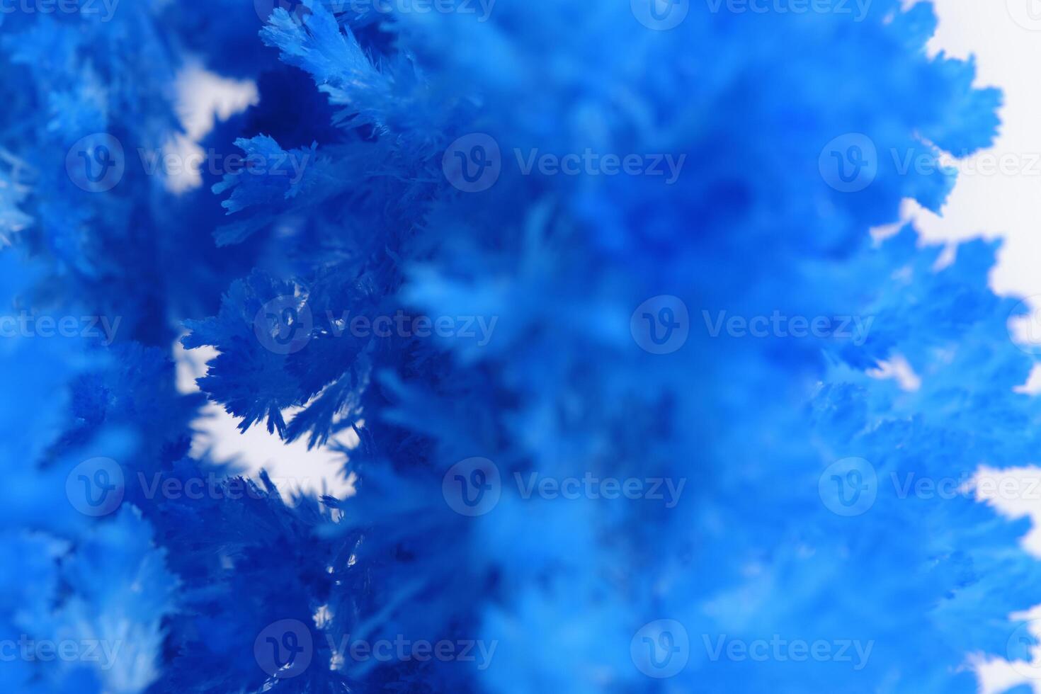 macro imagen azul sal cristal en blanco antecedentes. foto