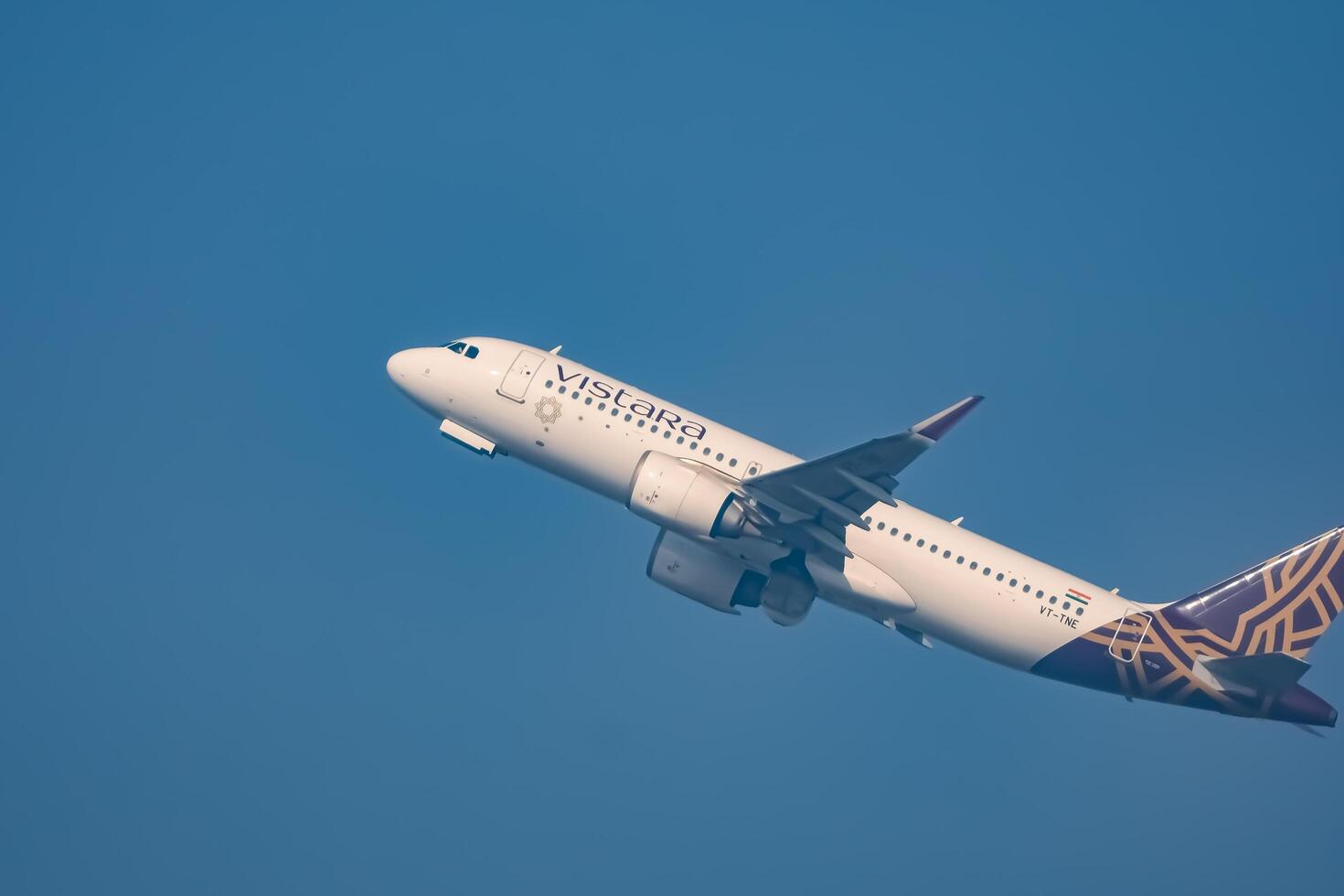 nuevo Delhi, India, diciembre 25 2023 - Vistara aerobús a320 neo tomar apagado desde indra Gandhi internacional aeropuerto Delhi, Vistara Doméstico avión volador en el azul cielo durante día hora foto