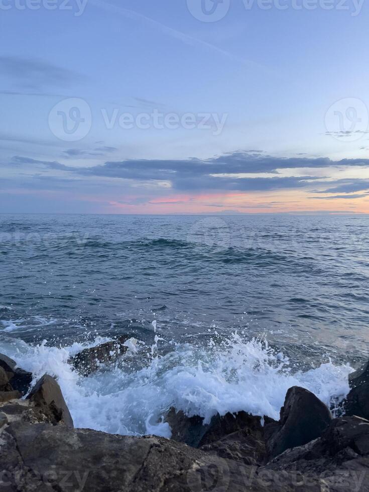 puesta de sol sobre el mar foto