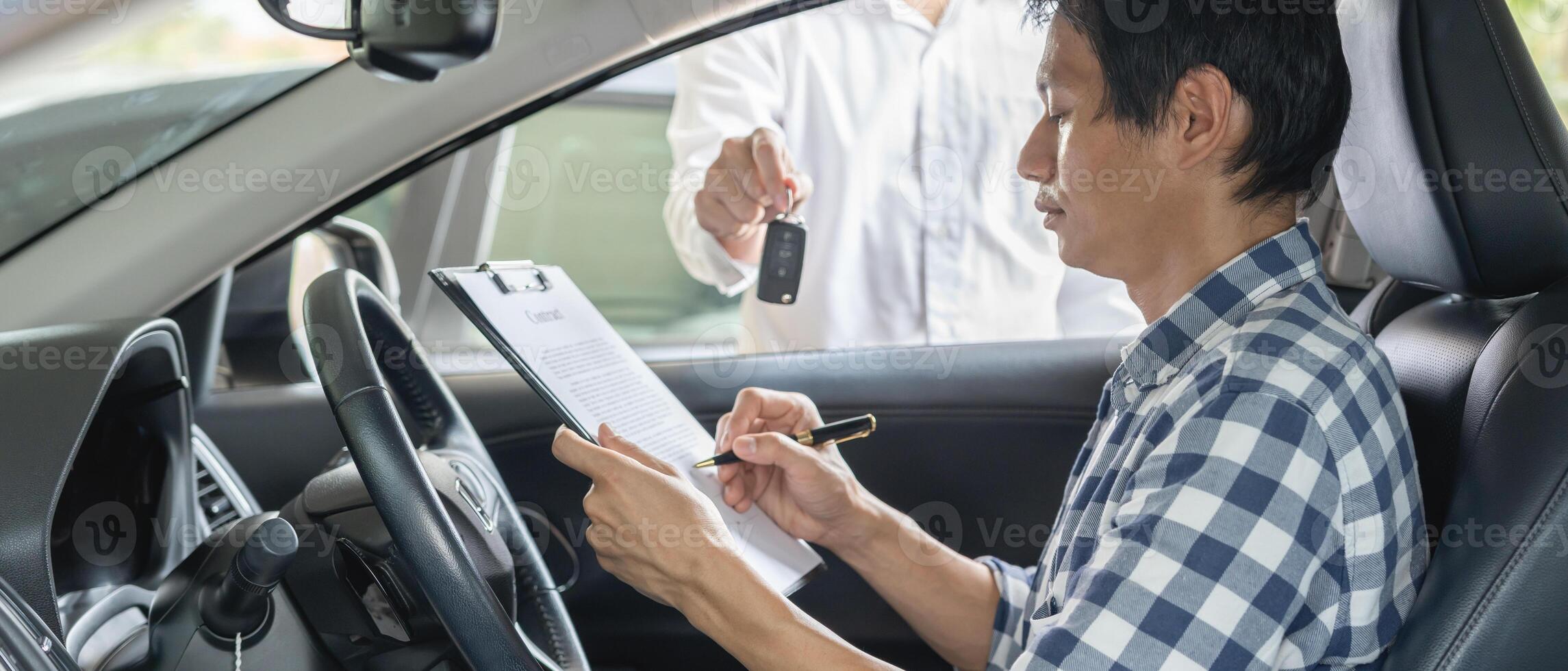 arrendamiento, alquiler de autos, venta, compra. el concesionario envía el contrato y las llaves del coche al nuevo propietario para que las firme. ventas, crédito de préstamo financiero, alquiler de vehículos, seguros, alquiler, vendedor, distribuidor, cuotas, negocio de cuidado de automóviles foto