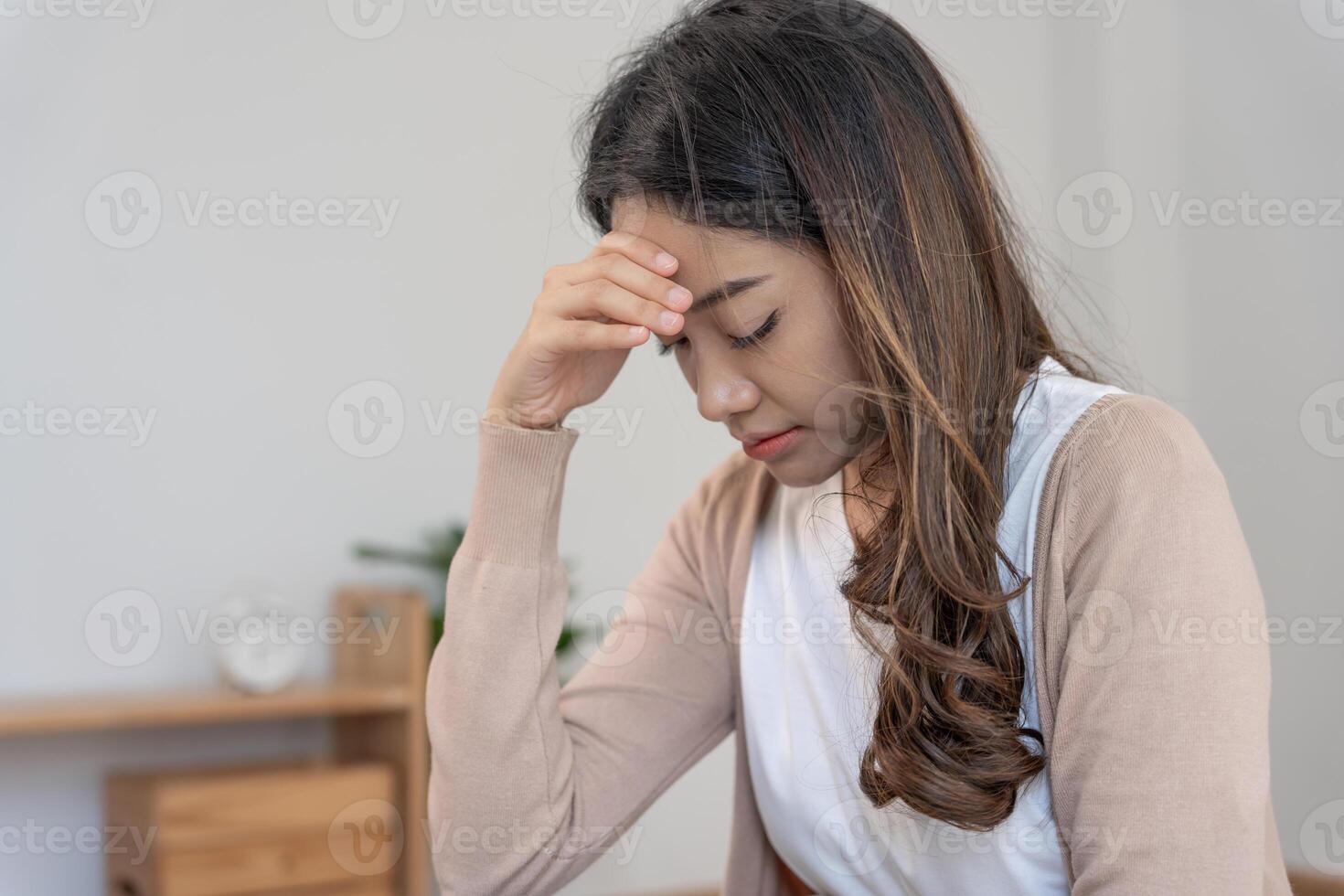 depresión y mental enfermedad. asiático mujer decepcionado, triste después recepción malo noticias. estresado niña confuso con infeliz problemas, discutiendo con novio, llorar y preocupación acerca de inesperado el embarazo foto