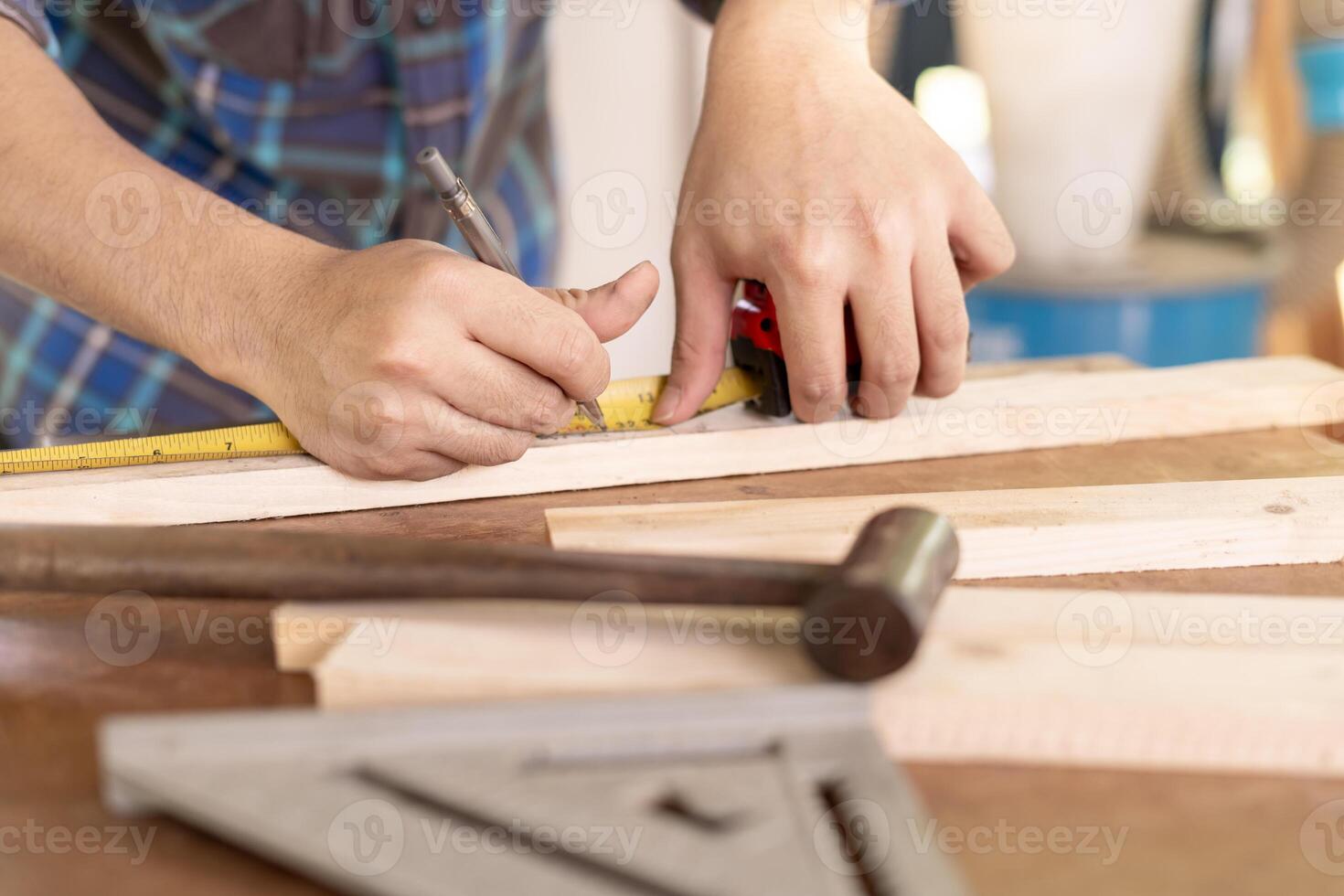 hombre propietario un pequeño mueble negocio es preparando madera para producción. carpintero masculino es ajustar madera a el deseado tamaño. arquitecto, diseñador, incorporado, profesional madera, artesano, taller. foto