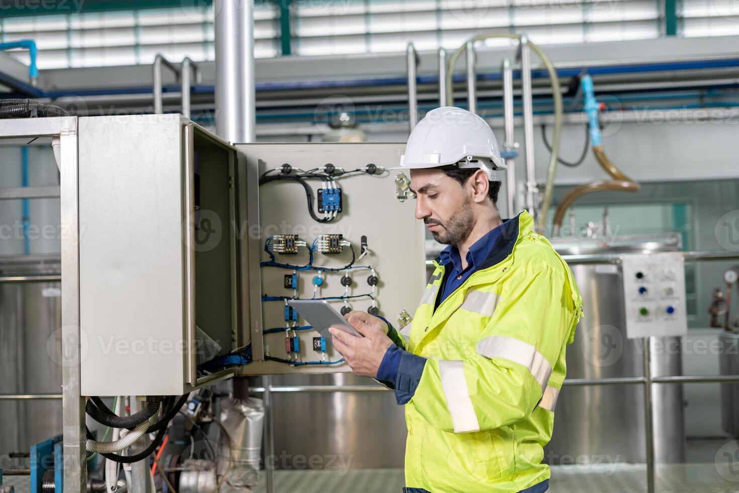 ingenieros o utilidad personal vistiendo la seguridad casco reparar el máquinas en el producción línea. utilidad inspector cheque máquina y prueba el sistema a reunirse el estándar. máquina, preventivo mantenimiento foto