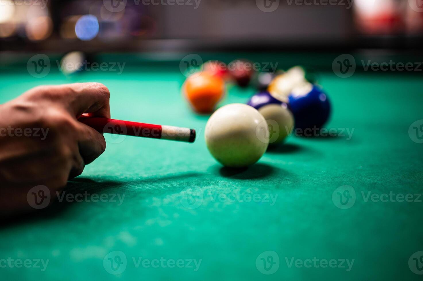 joven hombre jugando snooker, puntería. para un bueno Disparo foto