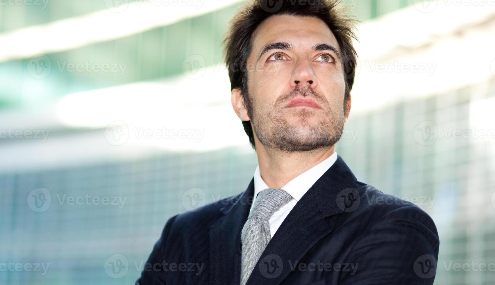 Retrato de hombre de negocios guapo foto