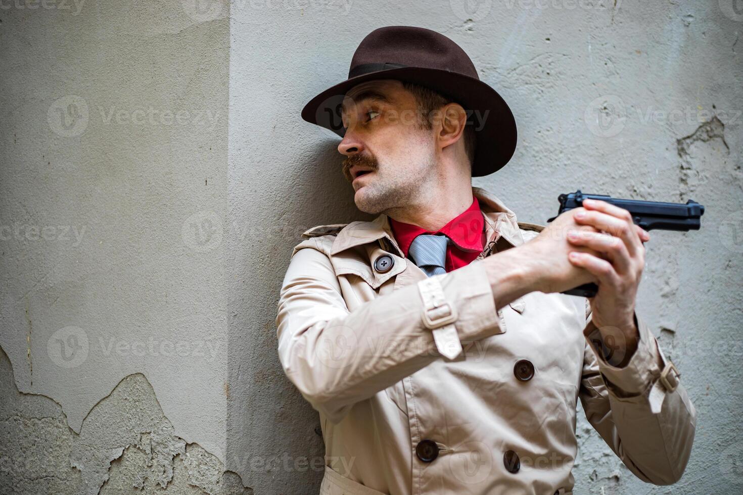detective tomando cubrir y puntería con su pistola foto
