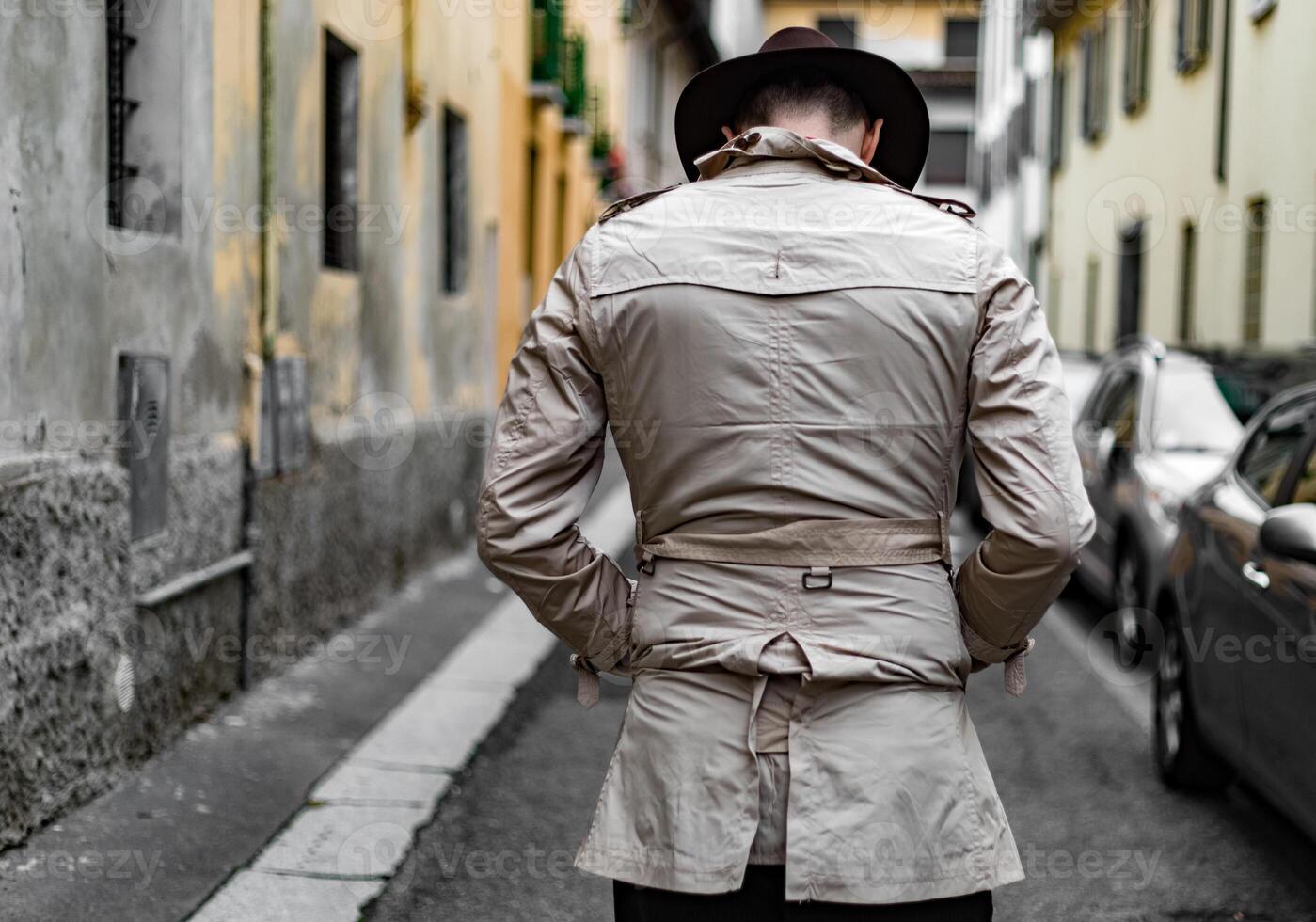 detective caminando en el ciudad barrios marginales, ver desde el espalda foto