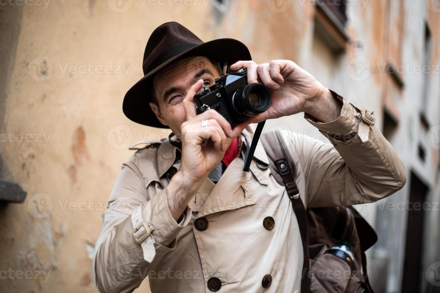 detective tomando fotos en un sity barrio bajo con su Clásico cámara