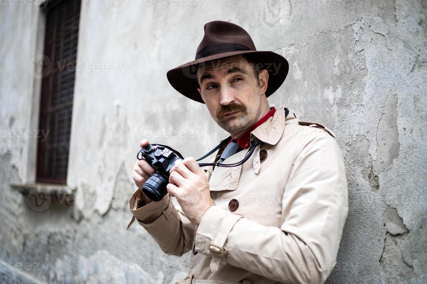 detective tomando fotos en un sity barrio bajo con su Clásico cámara