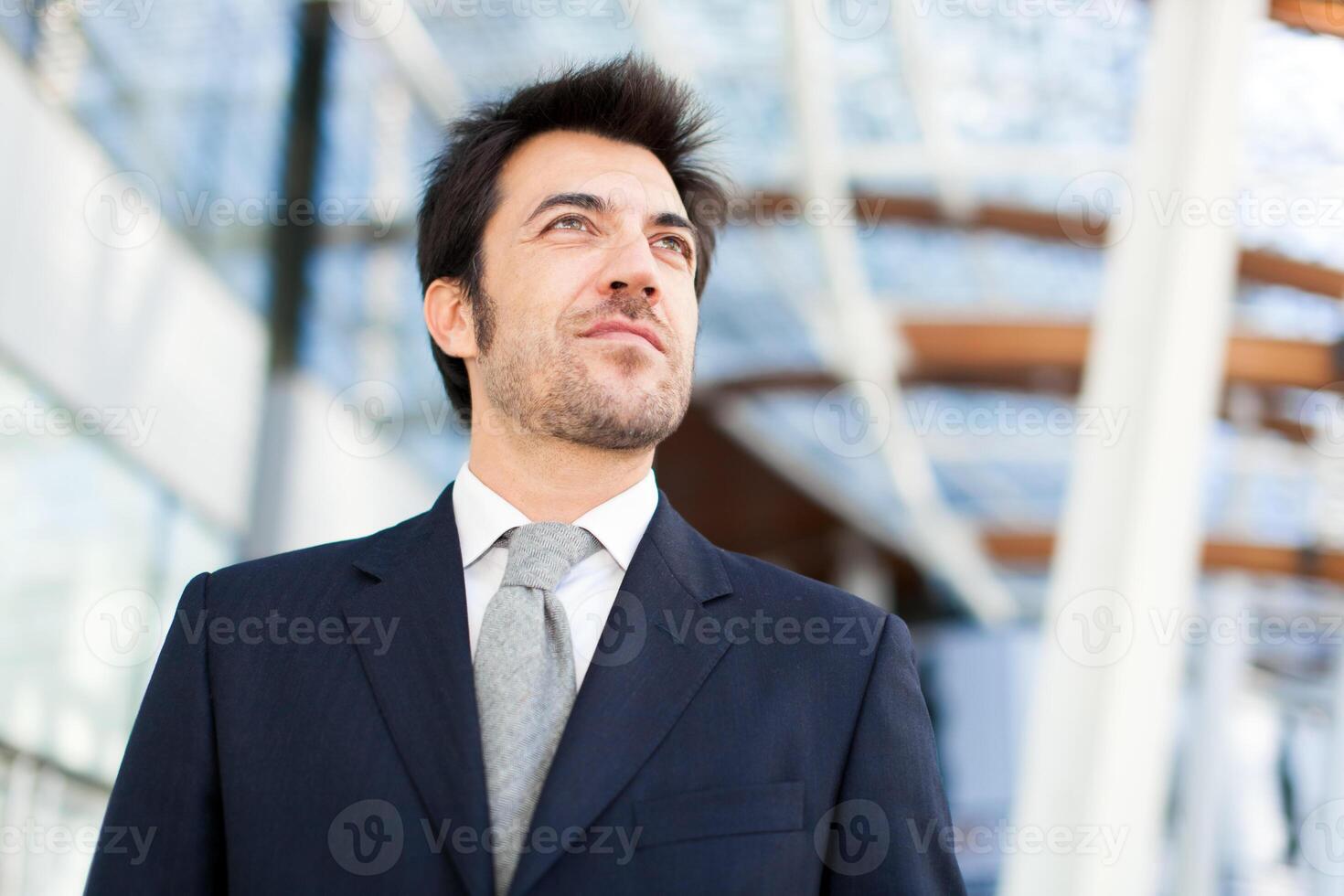 Retrato de hombre de negocios guapo foto