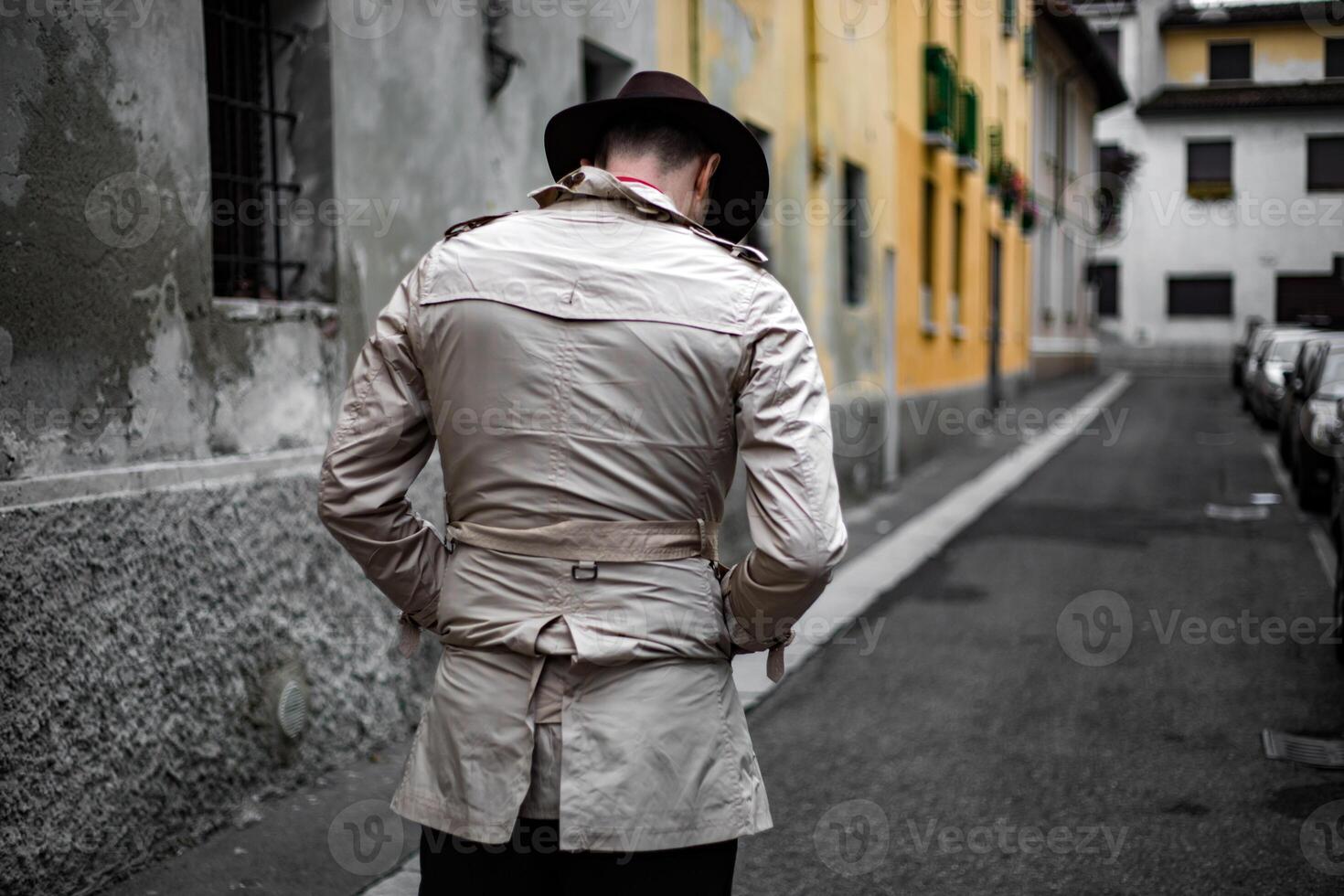 detective caminando en el ciudad barrios marginales, ver desde el espalda foto