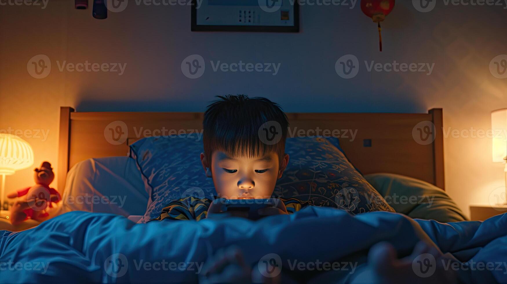 ai generado un chino chico absorto en su móvil teléfono mientras descansando en cama, el suave resplandor de el pantalla esclarecedor su rostro, destacando el seducir de moderno tecnología en todos los días vida. foto