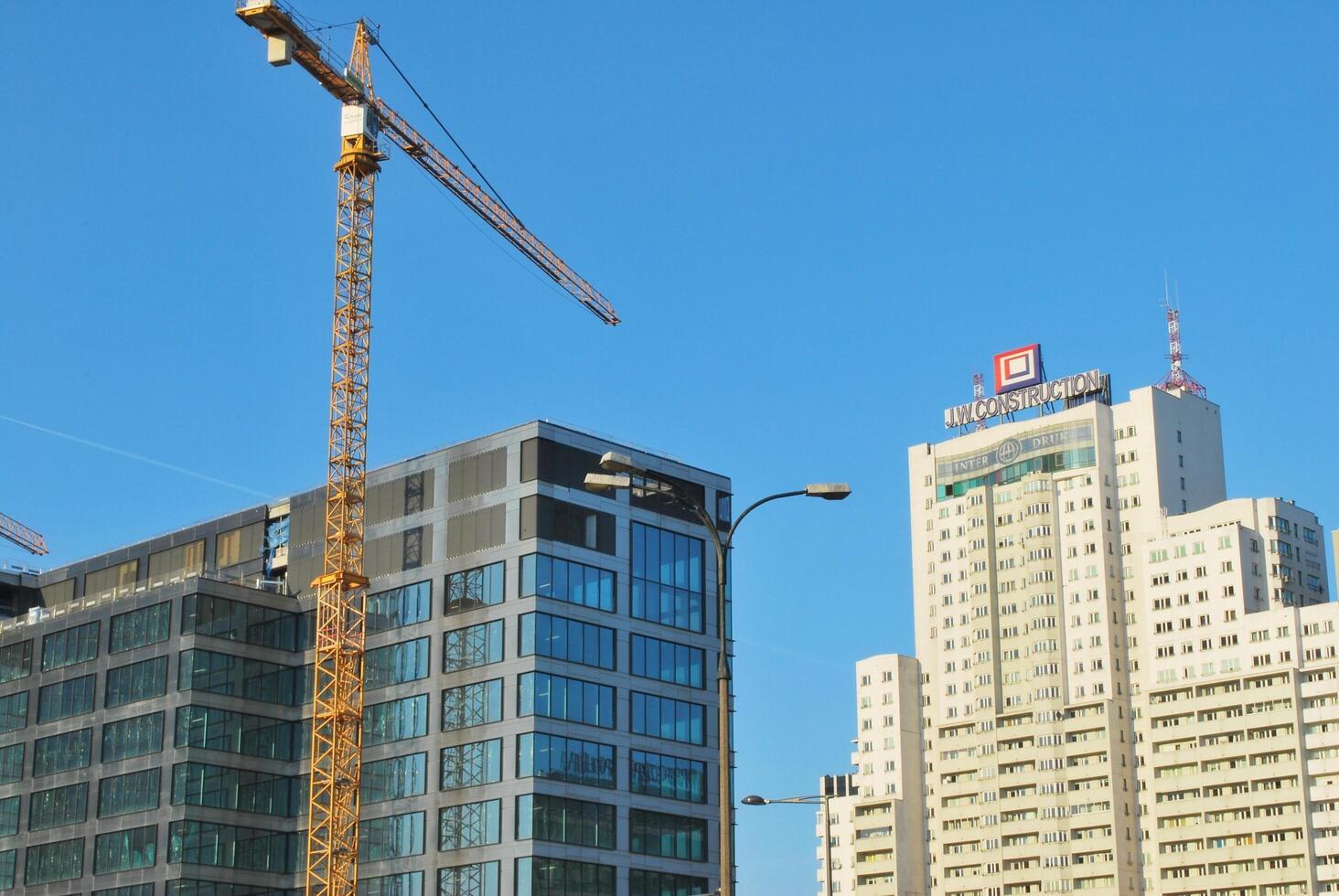 alto subir edificio debajo construcción. instalación de vaso fachada paneles en un reforzado hormigón estructura. foto