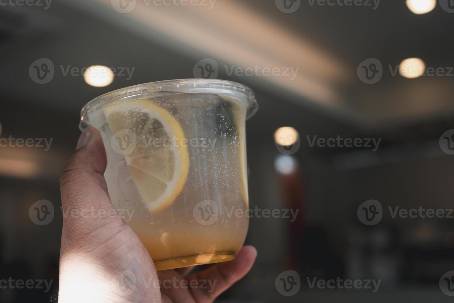 frio limón soda con limón Fruta en mano. foto