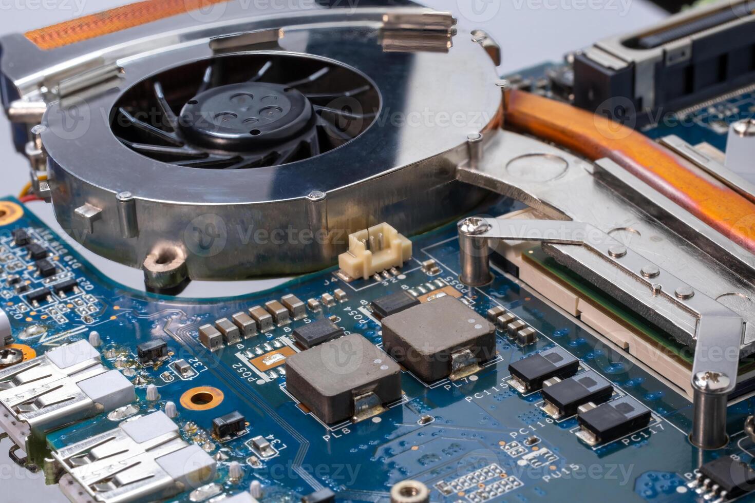 un cerca arriba de enfriamiento ventilador para UPC computadora tarjeta madre tarjeta de circuito impreso con papas fritas en eso foto