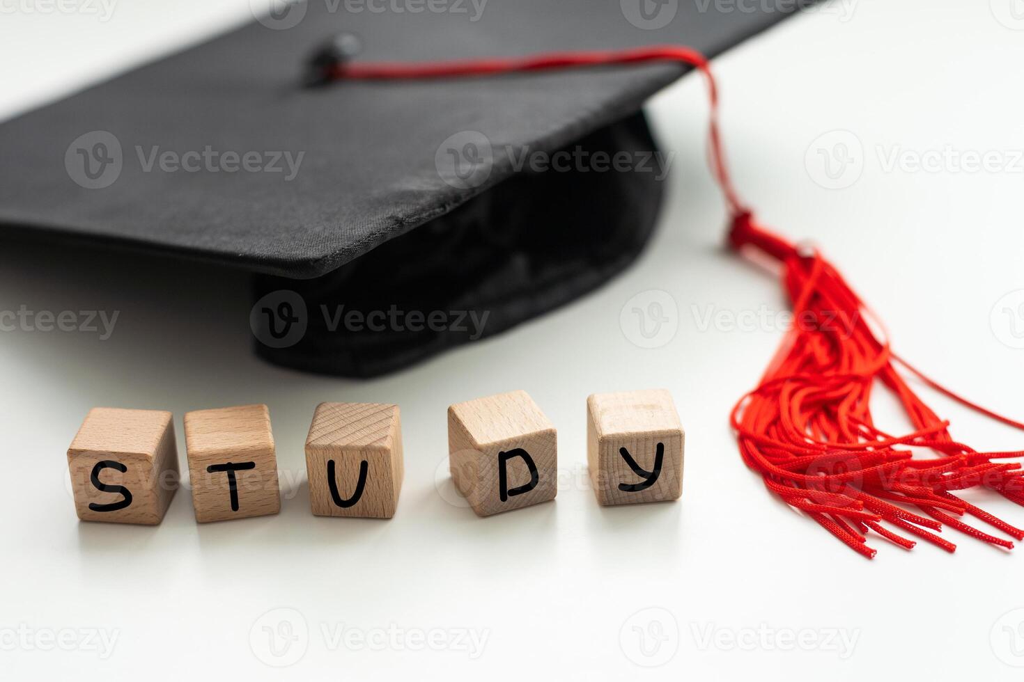 graduación brecha sombrero y de madera cubitos, educación estudiar pruebas aprendizaje enseñar concepto. foto
