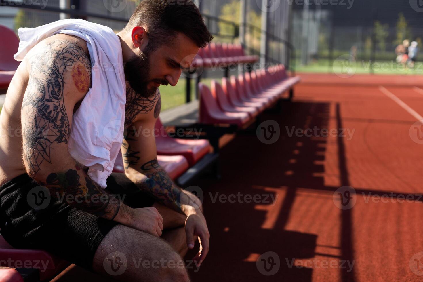 joven deportista tomar un descanso después capacitación. aptitud física, deporte y estilo de vida concepto foto