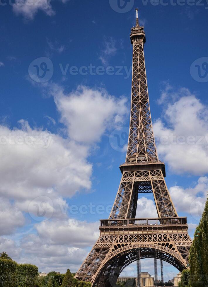 el eiffel torre es un metal torre terminado en 1889 para el universal exposición y luego se convirtió el más famoso Monumento en París foto