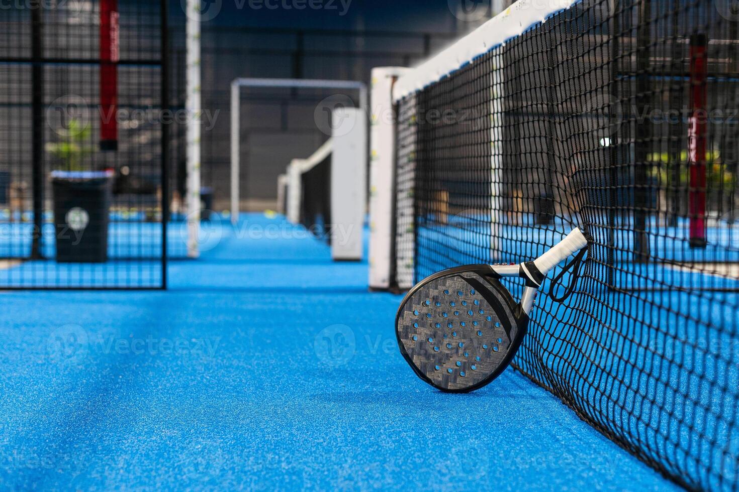blanco profesional paleta tenis raqueta con natural Encendiendo en azul antecedentes. horizontal deporte tema póster, saludo tarjetas, encabezados, sitio web y aplicación foto