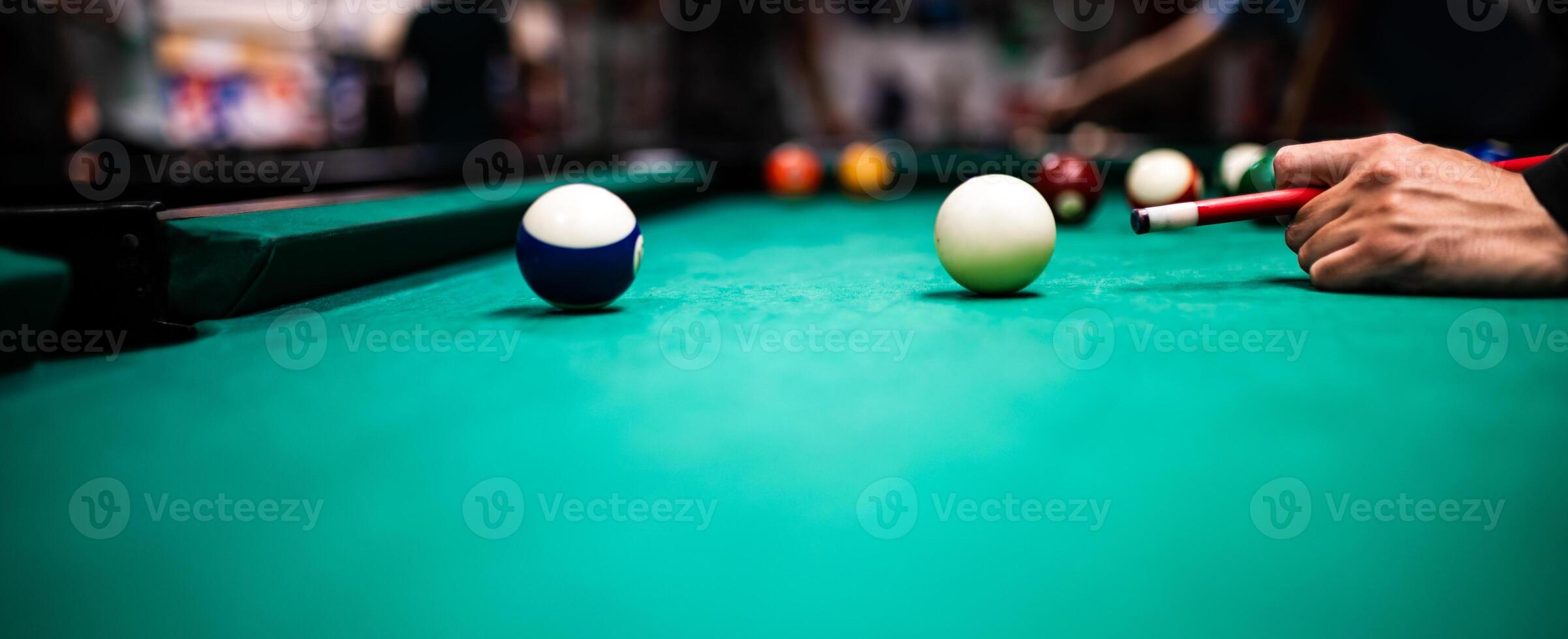 joven hombre jugando snooker, puntería. para un bueno Disparo foto