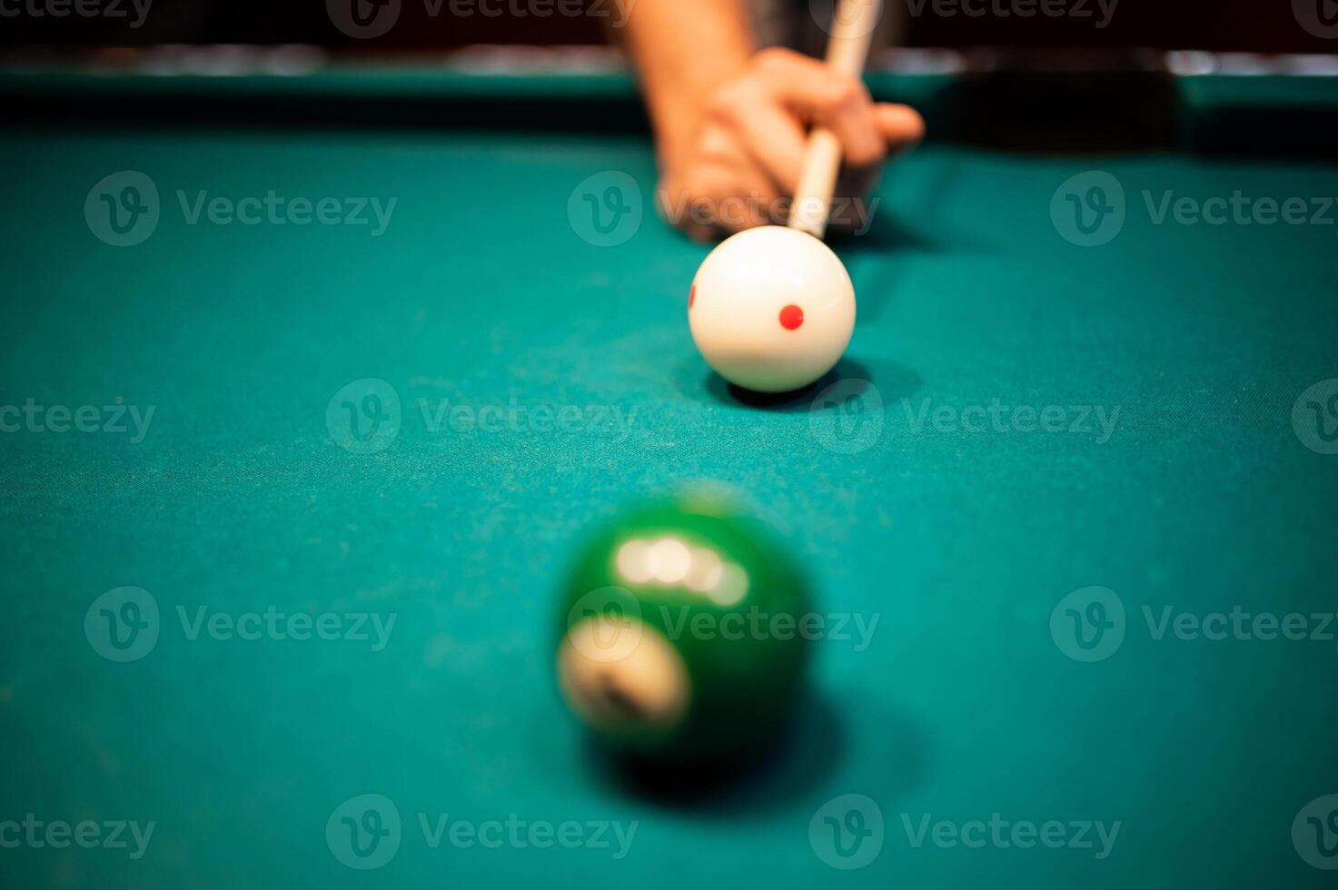 joven hombre jugando snooker, puntería. para un bueno Disparo foto