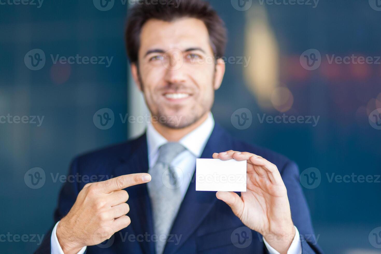 hermoso empresario demostración un saludo tarjeta foto