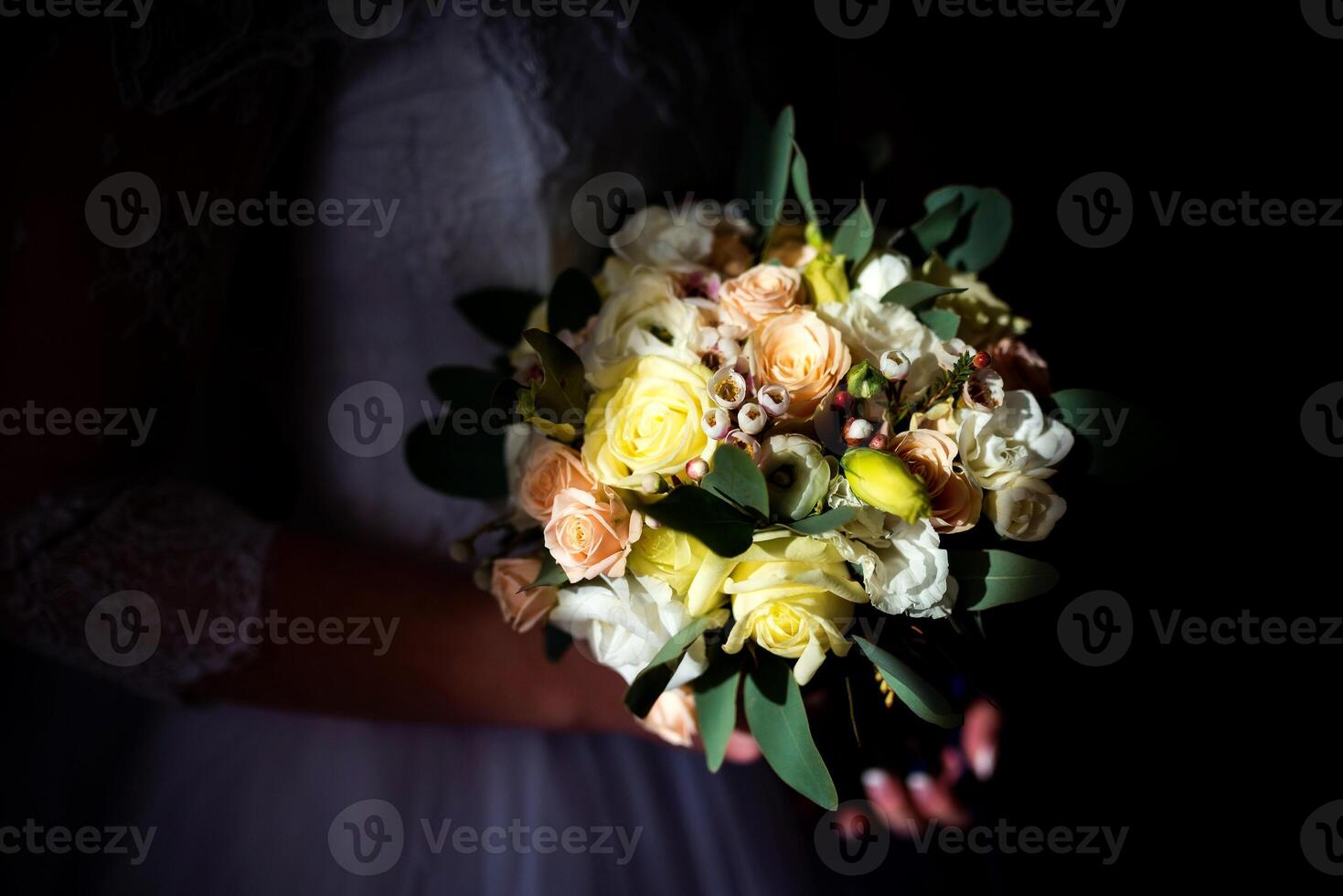 Boda ramo de flores en de la novia manos terminado el oscuro antecedentes. belleza de colores flores para Boda en de la novia manos. de cerca foto