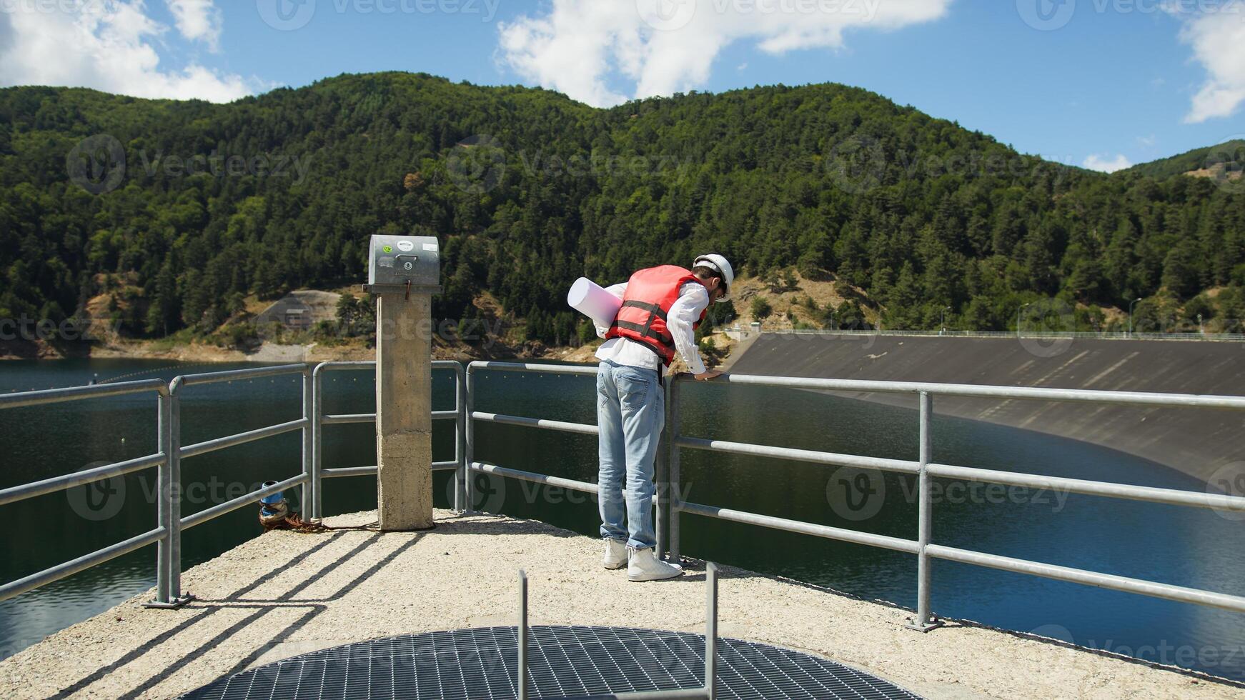 ingeniero inspecciona represa proyecto en el balcón foto