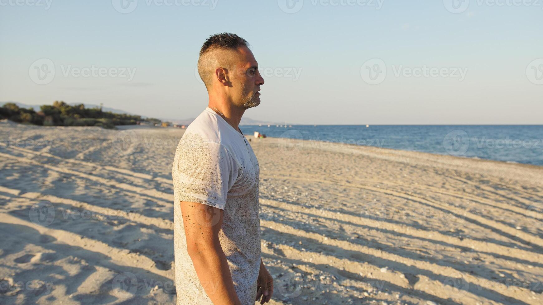 hombre con camuflaje inmersiones dentro el mar foto