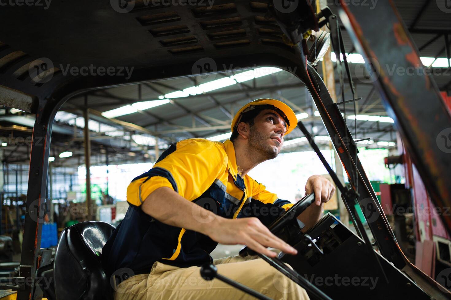 masculino trabajador unidades un máquina elevadora en un industrial envase depósito. masculino fábrica trabajador conducción un máquina elevadora en el fábrica masculino ingeniero conducción un coche en un fábrica. foto