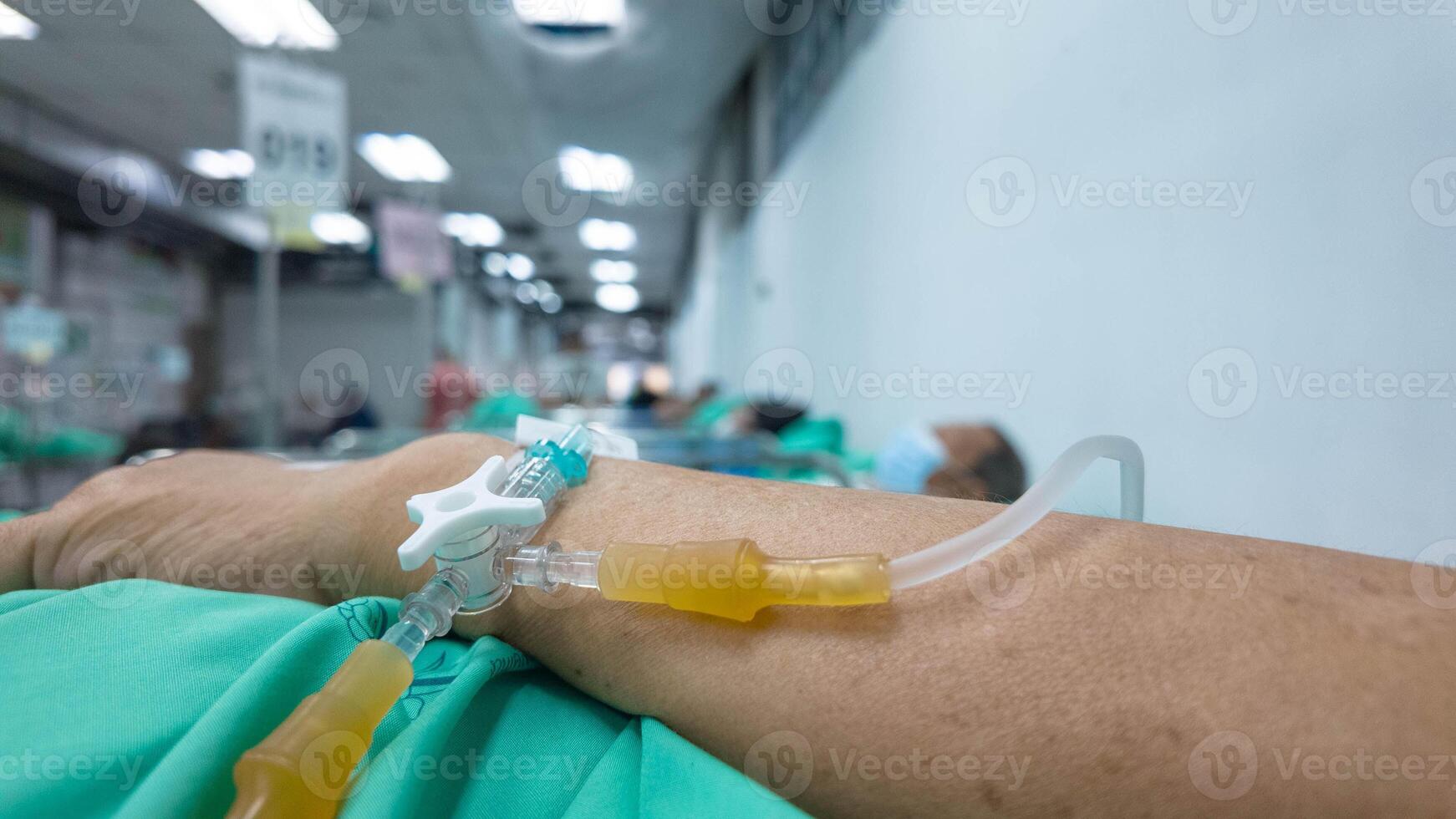 cuerpo parte humano persona personas paciente hospital clínica médico enfermedad médico jeringuilla agua dando recuperación sangre examen coronavirus covid-19 líquido prevención tratamiento salina personas virus joven miembro foto