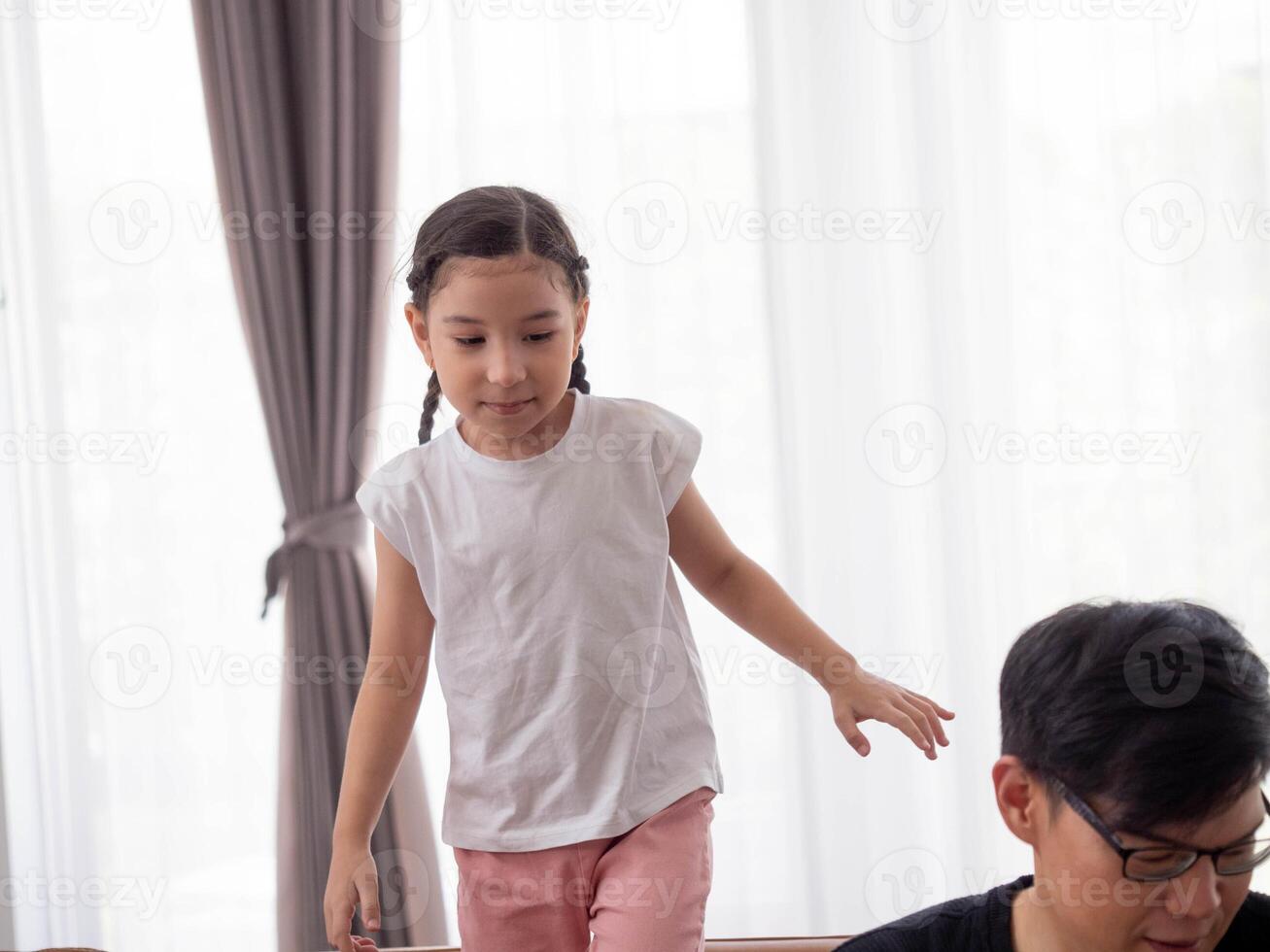 bebé niño niña mujer hembra niño largo pelo jugar disfrutar gracioso infancia contento pequeño estilo de vida sonriente niñito familia retrato infantil inocencia padre juguete padre hija sano recién nacido amor humano foto