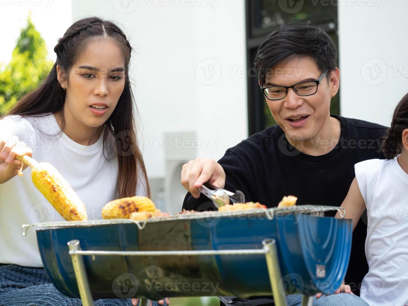 familia padre madre hijo niño niña hembra masculino persona personas humano barbacoa barbacoa comida contento fiesta vacaciones sonrisa Cocinando comiendo al aire libre hogar casa disfrute hermosa bonito naturaleza padre relajación foto