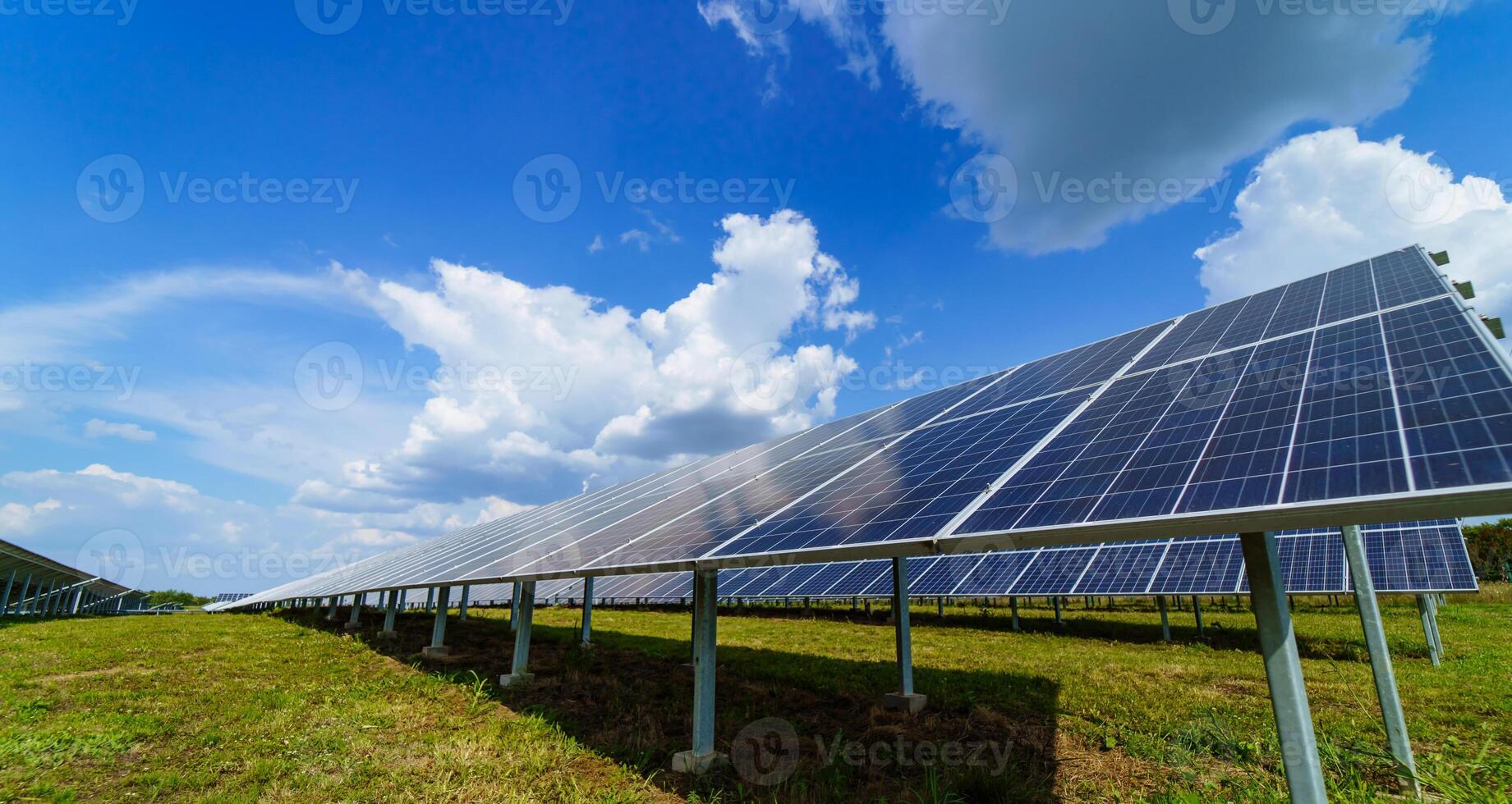 eléctrico solar paneles nuevo tecnología de energía producción. solar granja foto