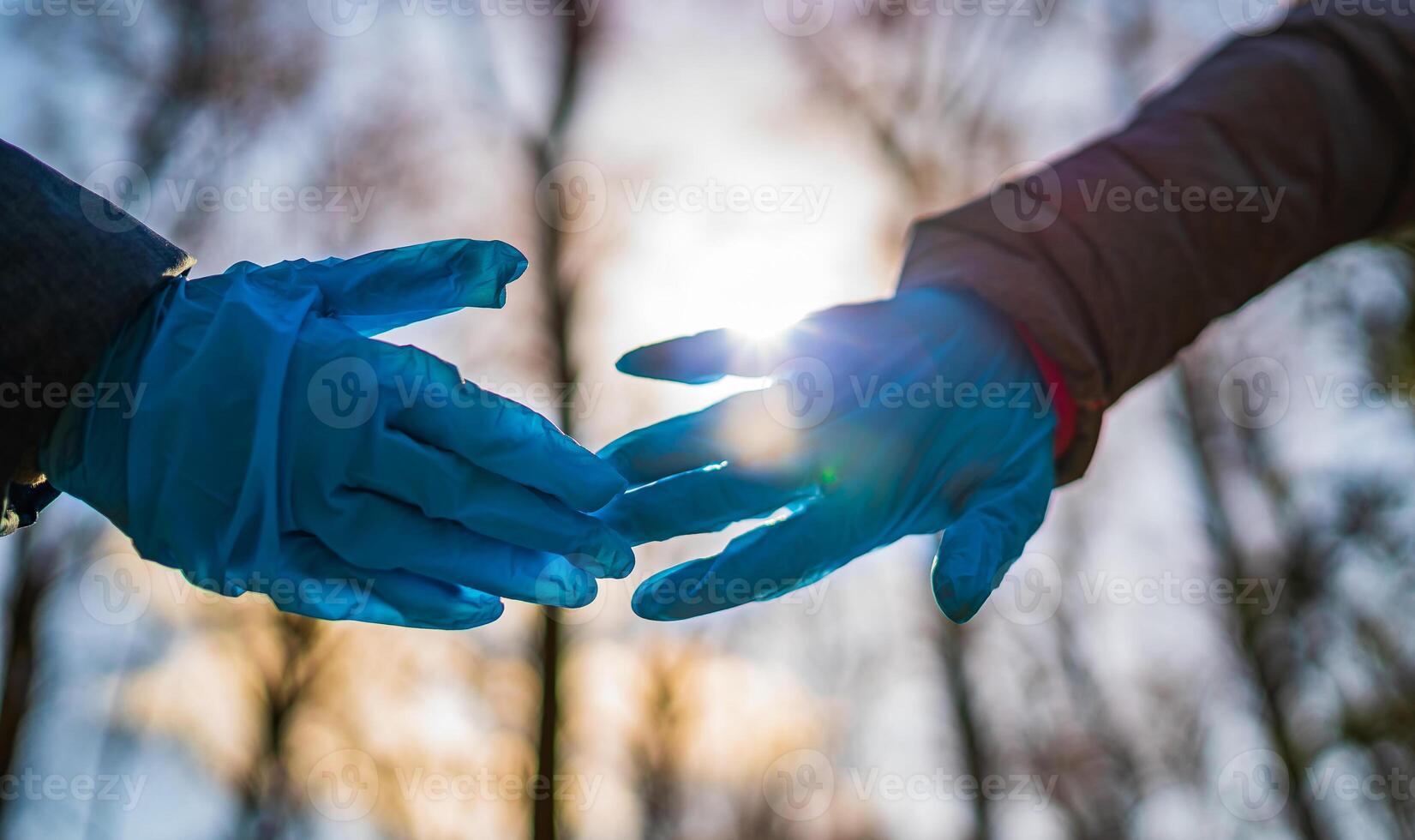 manos de mamá y hijo en caucho médico guantes. de los padres relaciones Entre personas foto