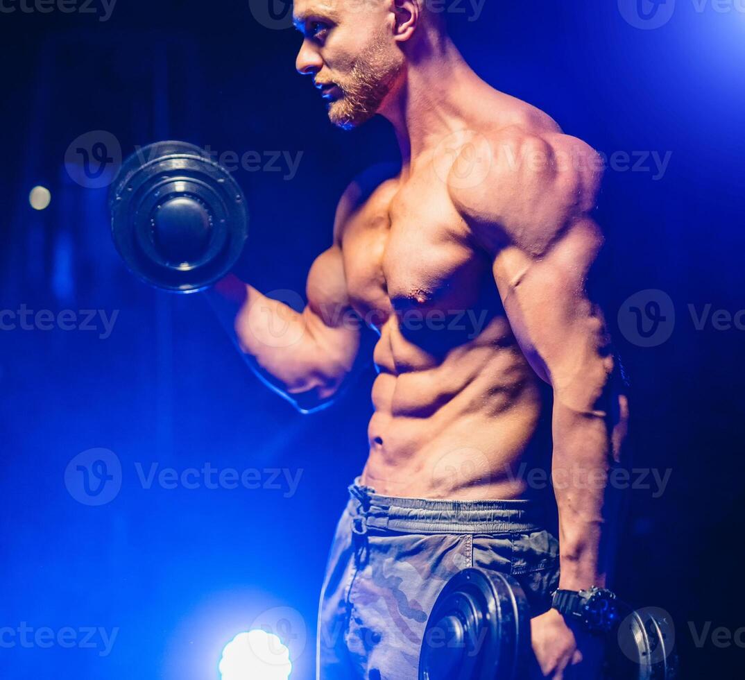 brutal fuerte atlético hombres bombeo arriba músculos. haciendo rutina de ejercicio en deporte equipo - muscular carrocero haciendo ejercicios en gimnasio con desnudo torso. aptitud y culturismo concepto. foto