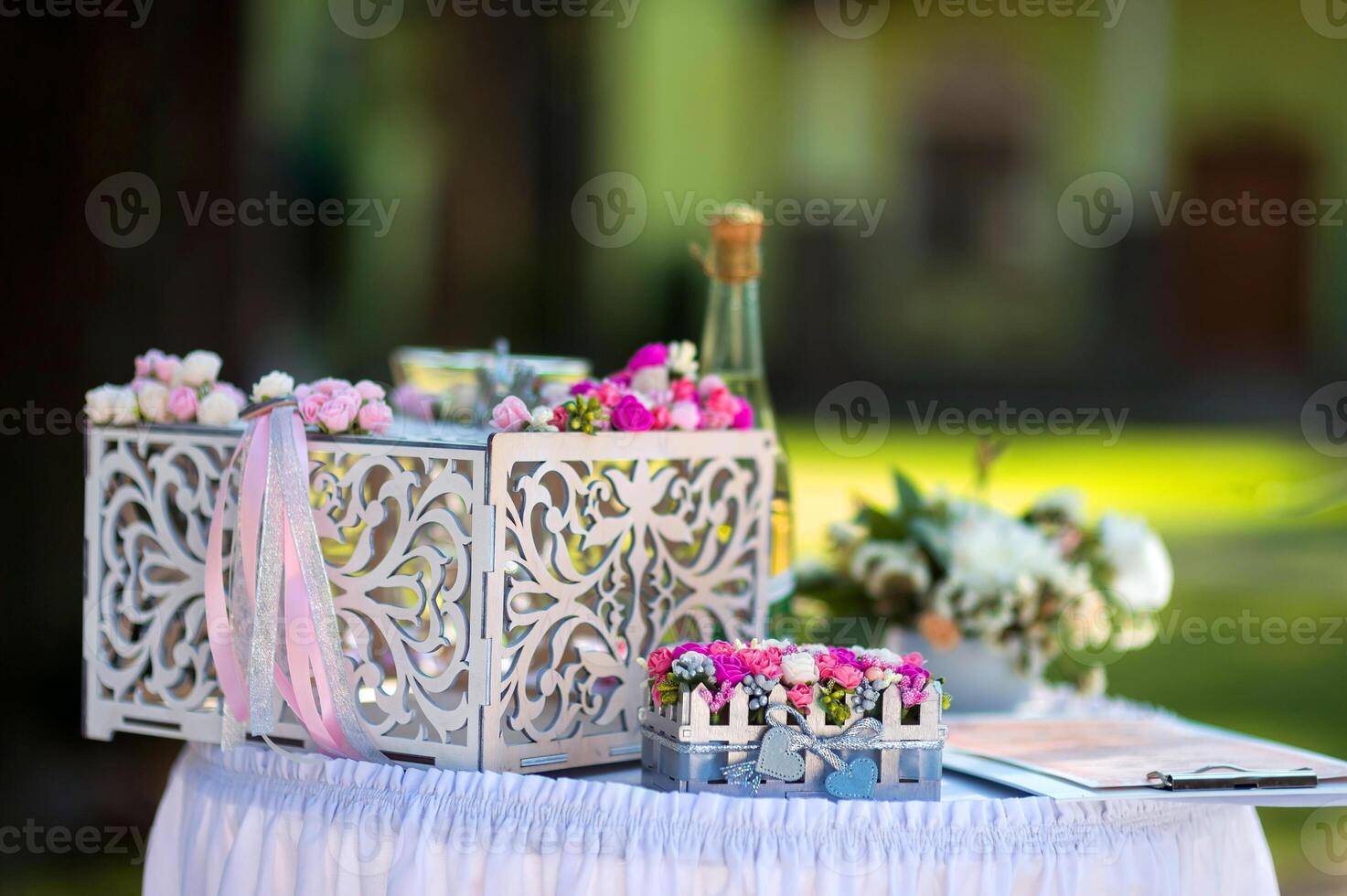 decoración flor a Boda ceremonia. cerca arriba ver de pequeño decoración a Boda ceremonia al aire libre foto