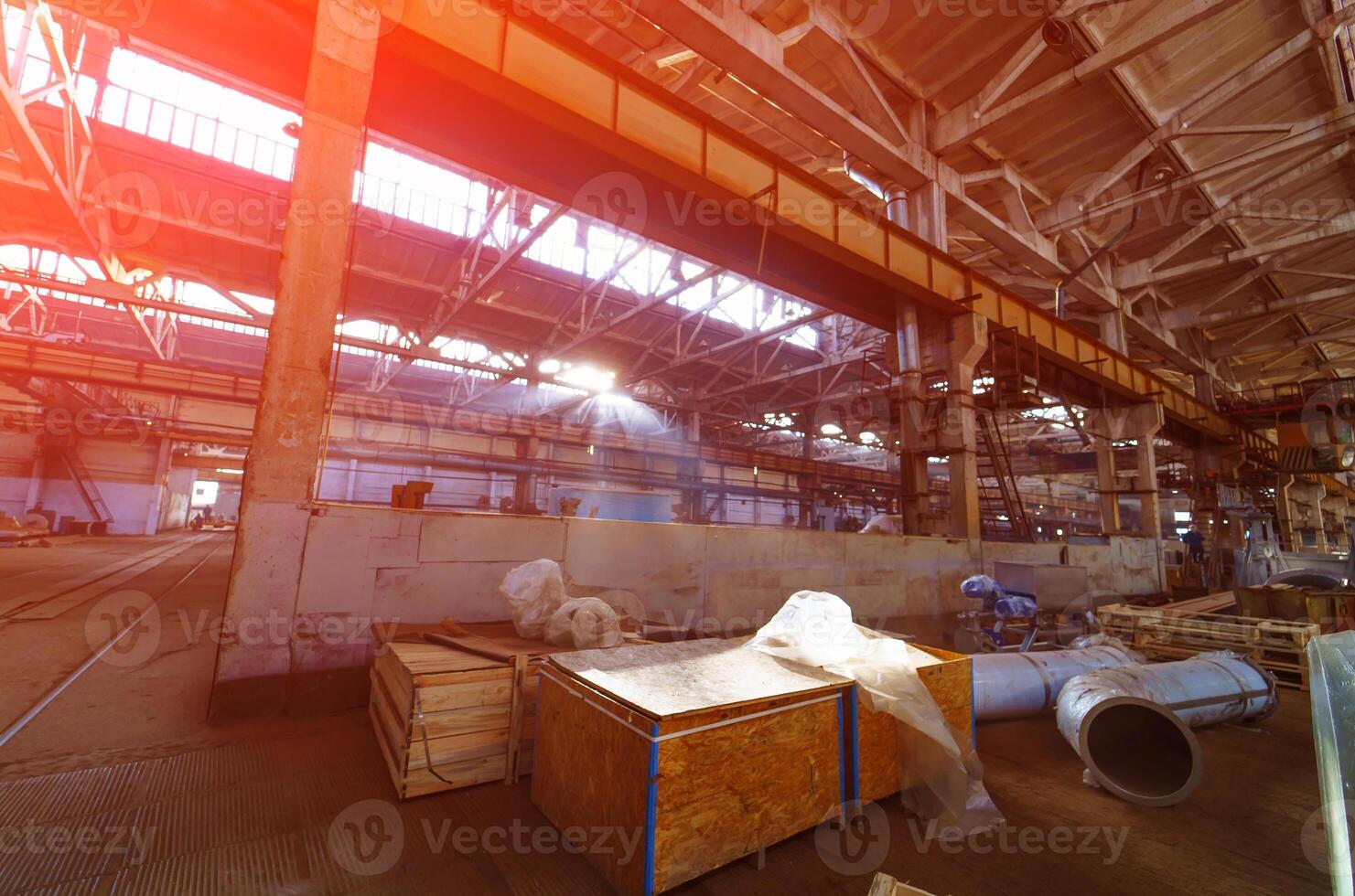 almacén con ejes de ligero torrencial mediante ventanas interior de un construcción de maquinaria fábrica con ligero fugas foto