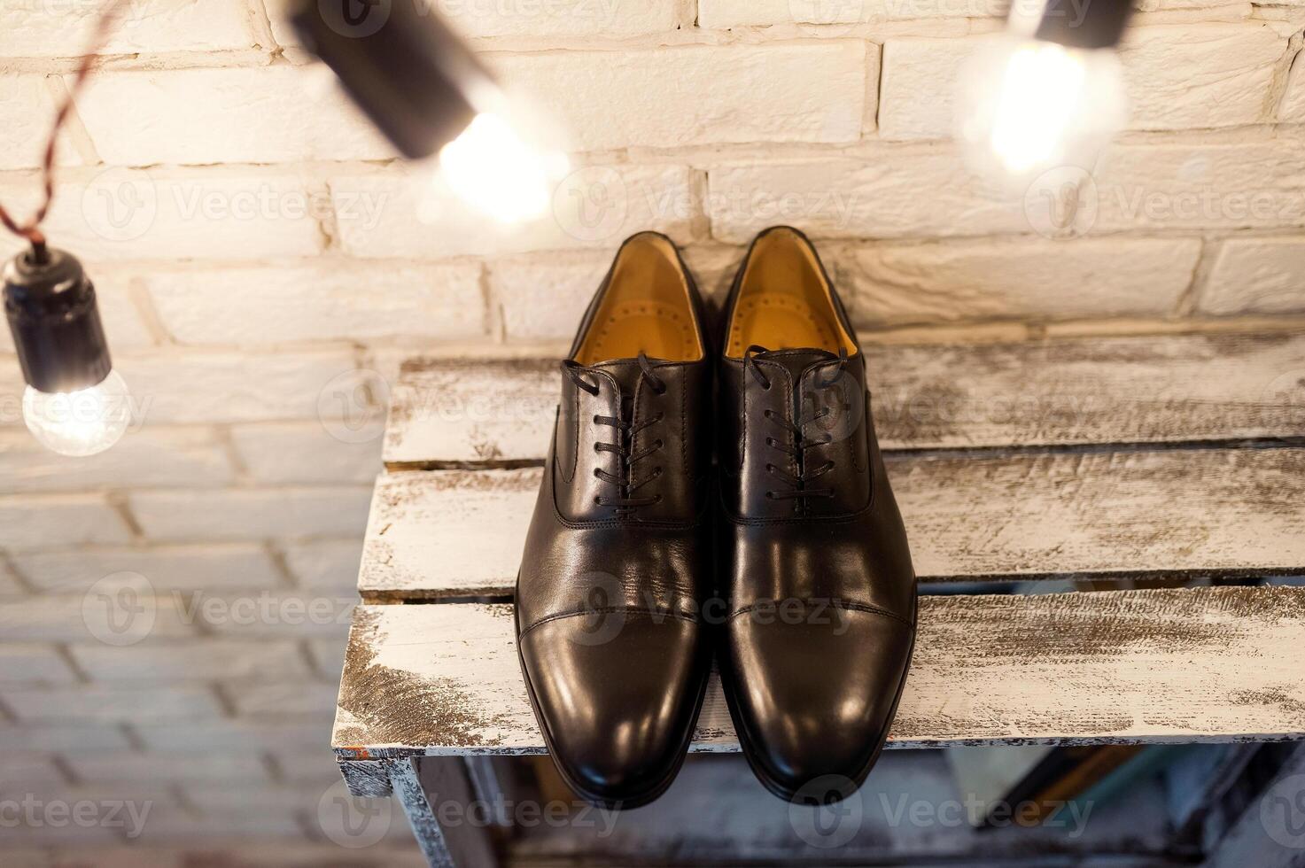 clásico masculino cuero Zapatos en de madera antecedentes. elegante de los hombres accesorios foto