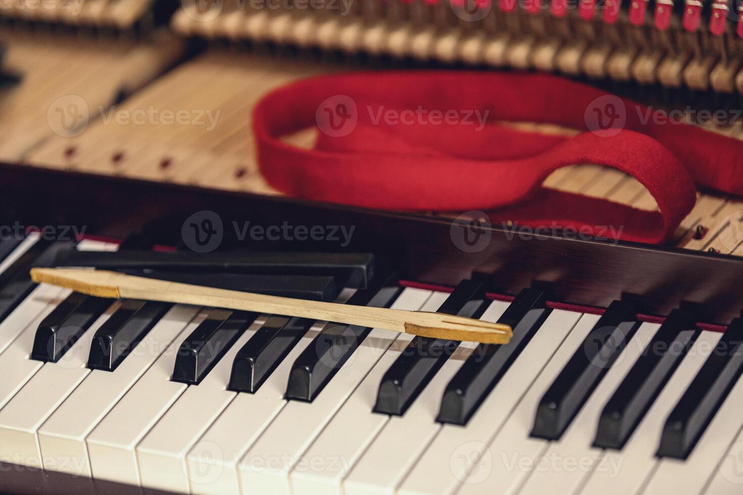 superficial atención de cerca de herramientas para Afinación el interno mecanismos de un vertical piano. da un sensación de lujo, clásico, lujo, grandeza. imágenes lata ser usado en varios temas relacionado a música. foto