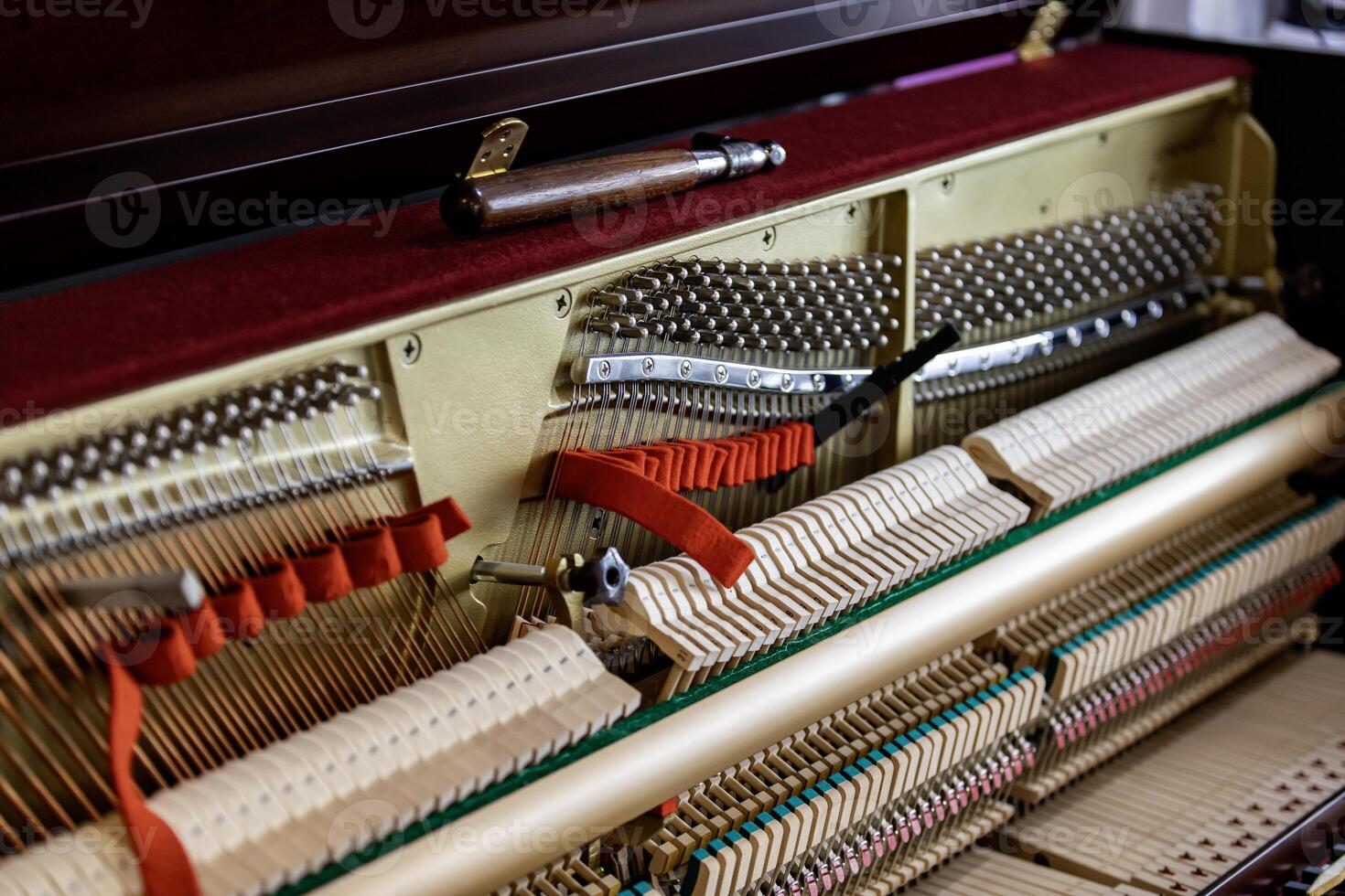 superficial atención de cerca de herramientas para Afinación el interno mecanismos de un vertical piano. da un sensación de lujo, clásico, lujo, grandeza. imágenes lata ser usado en varios temas relacionado a música. foto