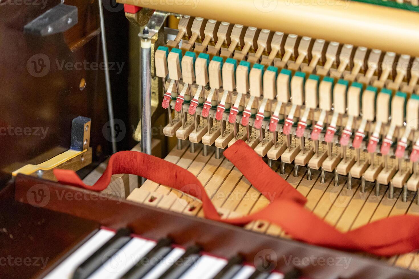 superficial atención de cerca de herramientas para Afinación el interno mecanismos de un vertical piano. da un sensación de lujo, clásico, lujo, grandeza. imágenes lata ser usado en varios temas relacionado a música. foto