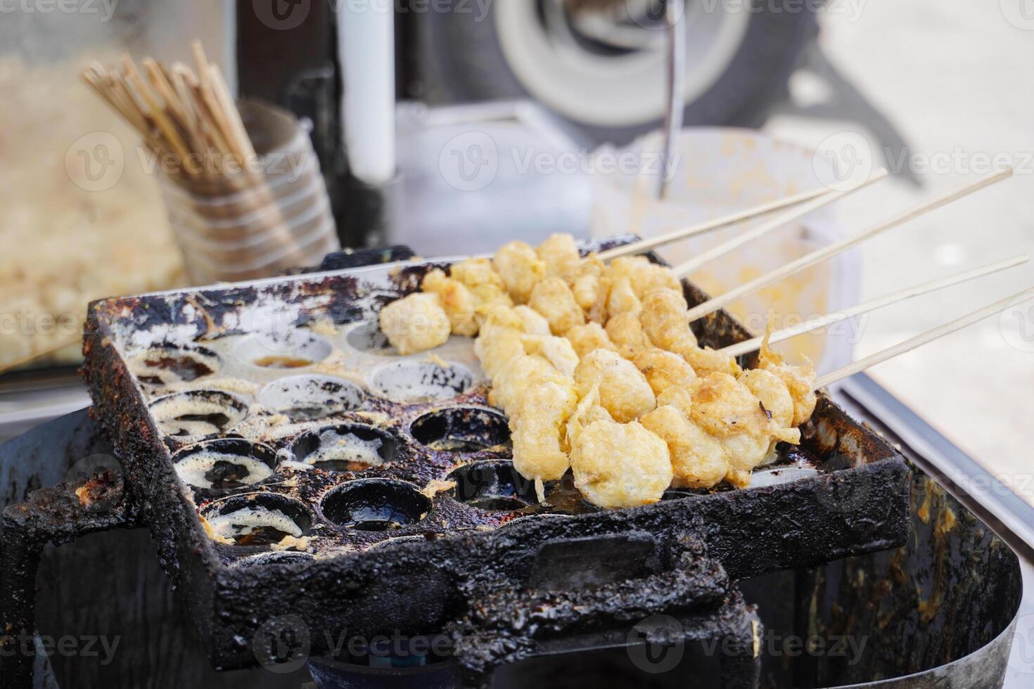 haciendo cilok, hecho desde tapioca harina con huevo. cilok es un indonesio calle comida ese es actualmente popular, especialmente entre colegio niños. foto