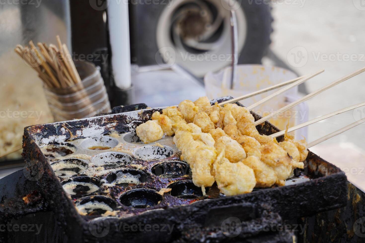 haciendo cilok, hecho desde tapioca harina con huevo. cilok es un indonesio calle comida ese es actualmente popular, especialmente entre colegio niños. foto